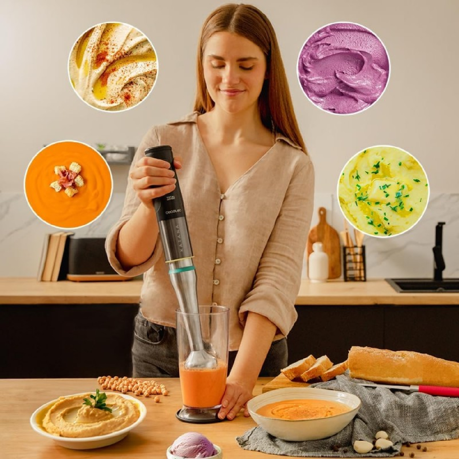 Kobieta używająca blendera, otoczona różnymi produktami spożywczymi i zmiksowanymi daniami.