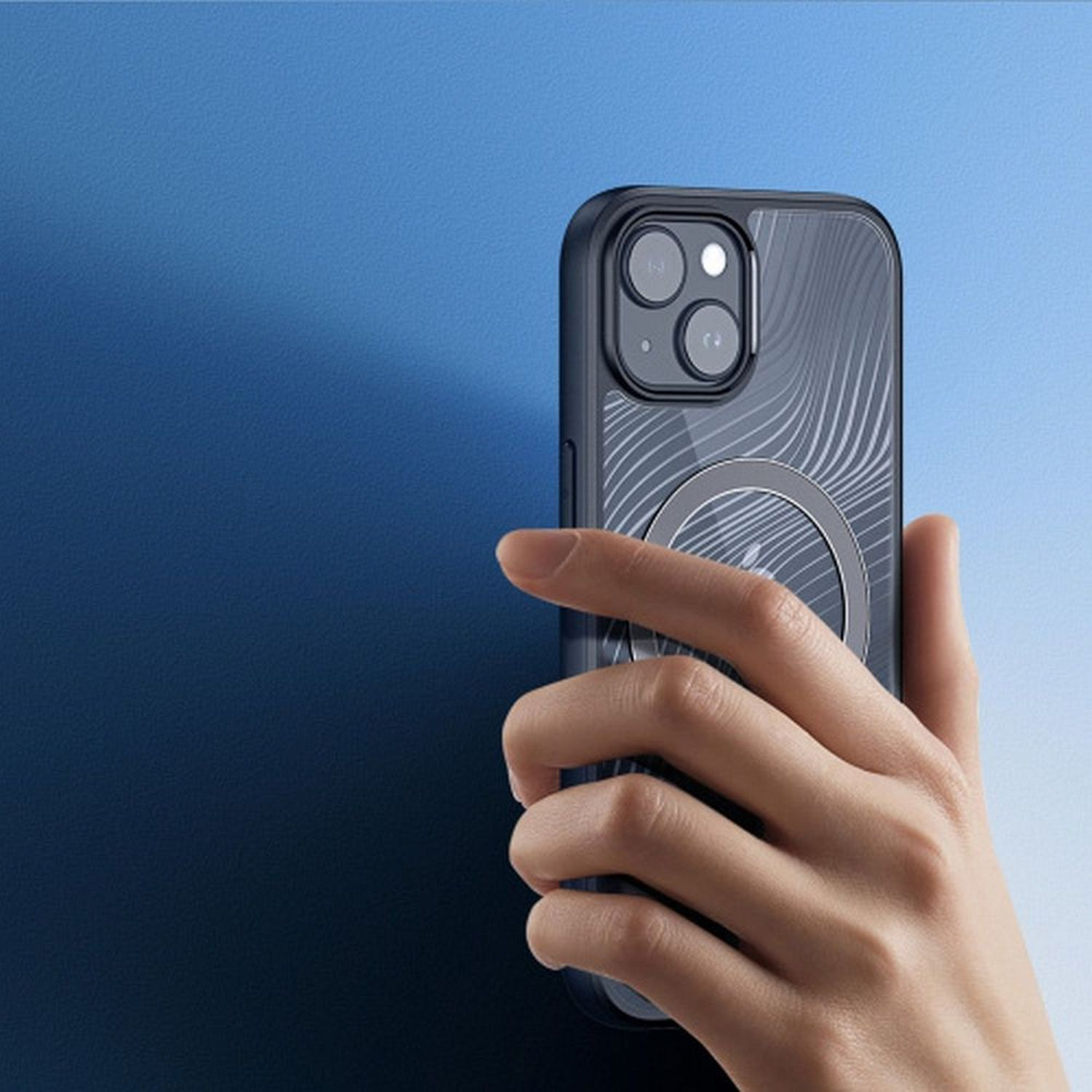 Hand hält Telefon mit schwarzer Hülle. Hülle ist transparent mit wellenförmigen Linien und MagSafe-Element.