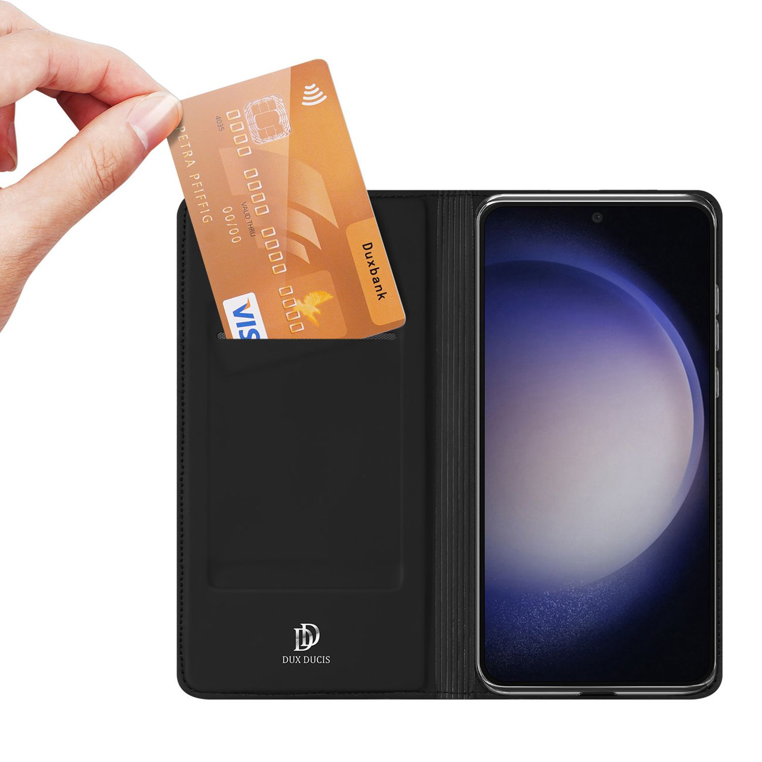 Main insérant une carte de crédit dans un étui noir. La carte est orange avec du texte.