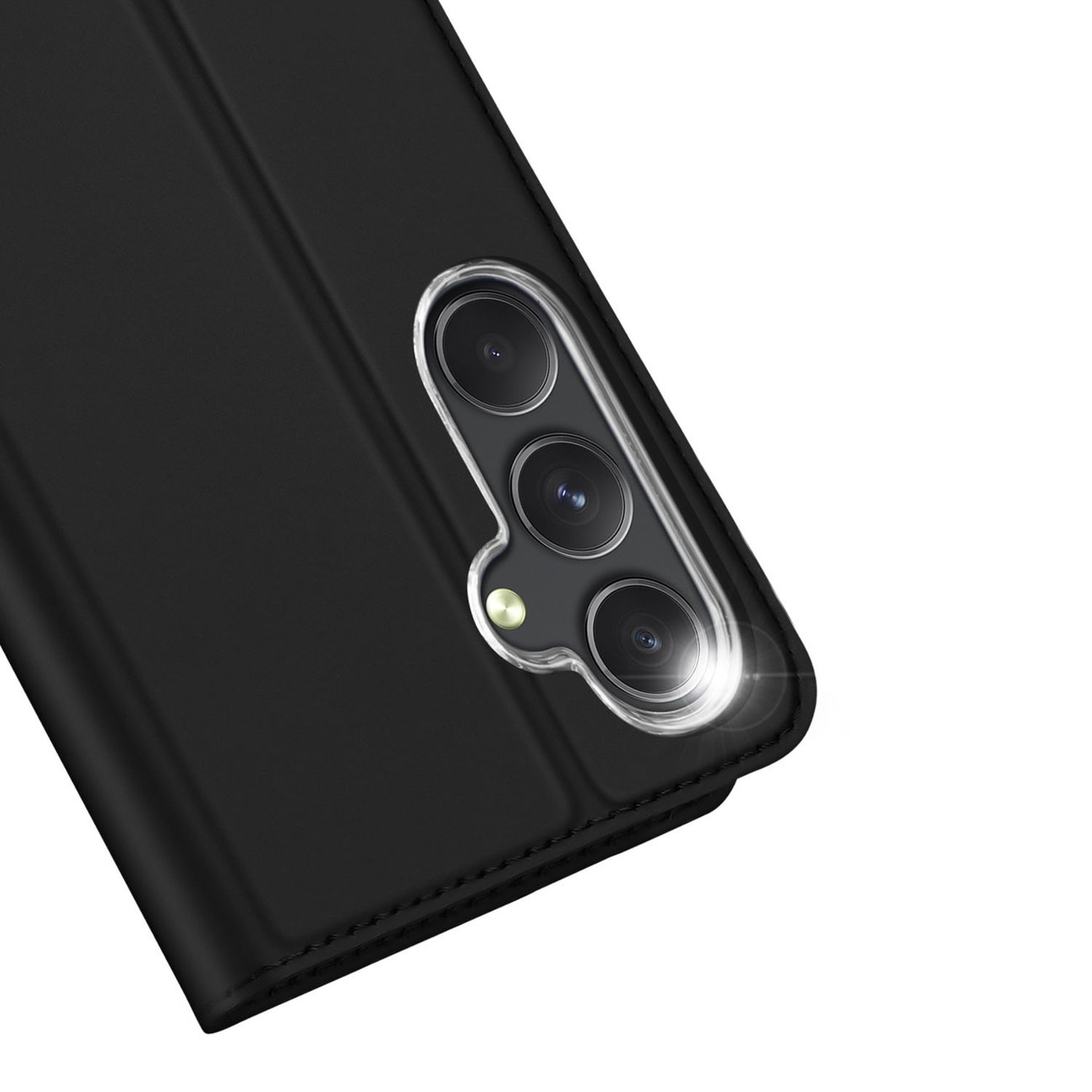 Gros plan d'un étui de téléphone noir avec objectifs triple caméra et reflet de lumière.