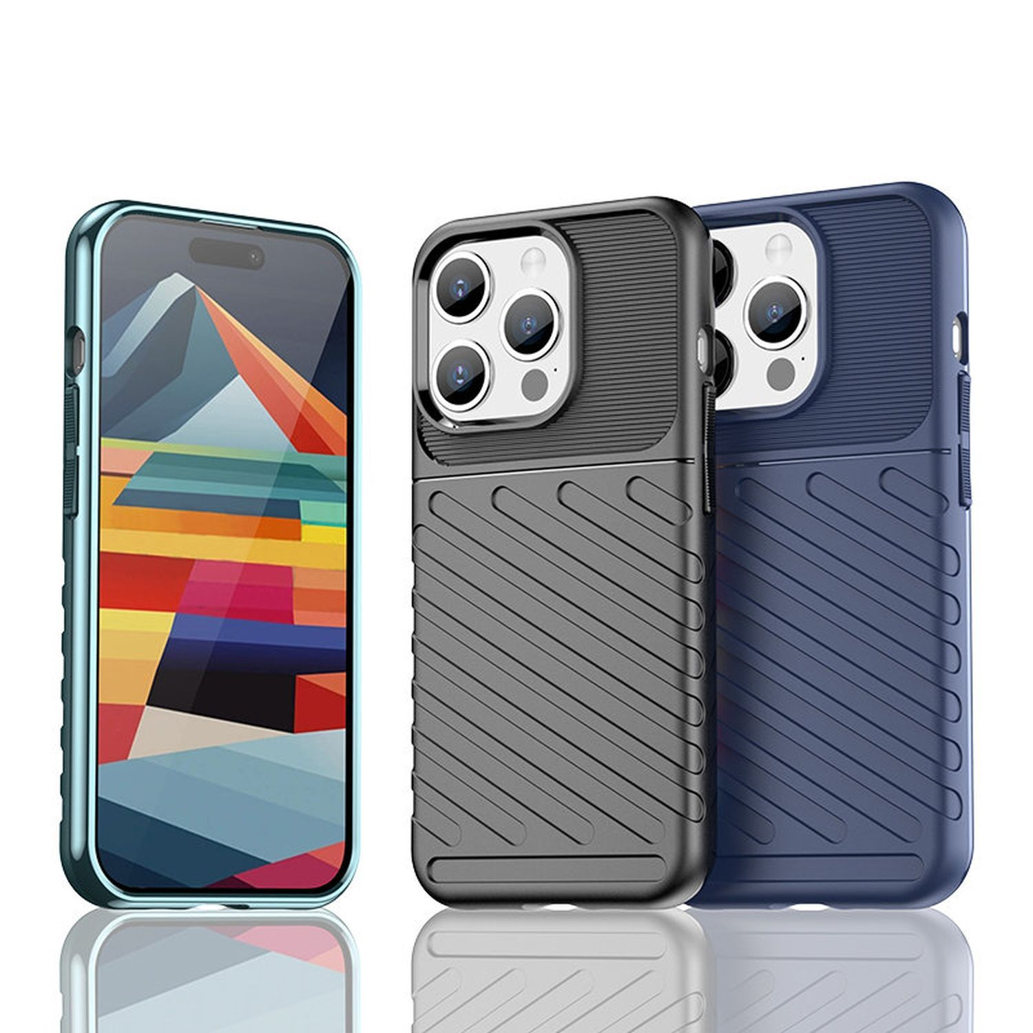 Drei Handyhüllen und ein Telefon. Das Telefon ist in einer blauen Hülle. Die anderen sind schwarz und grau.