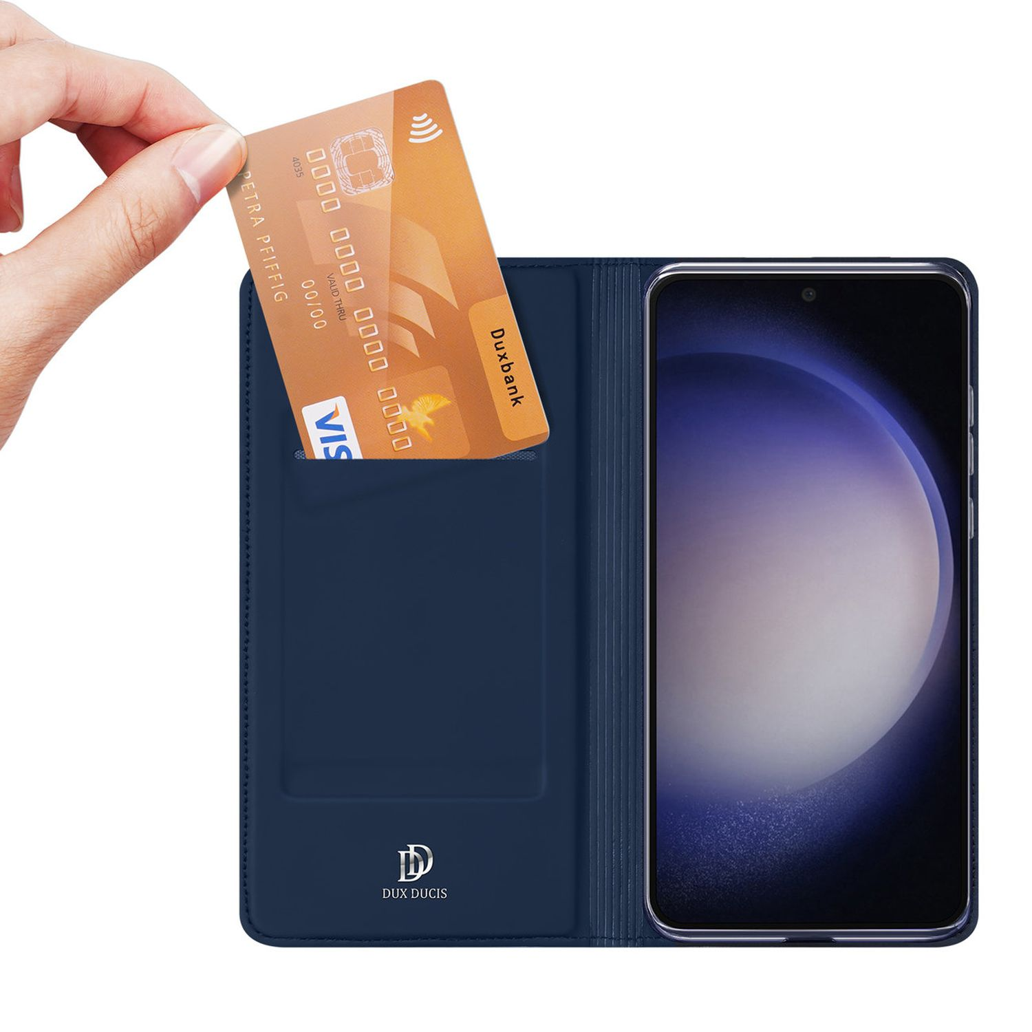 Una mano che inserisce una carta di credito dorata in una custodia blu navy e un telefono a destra.