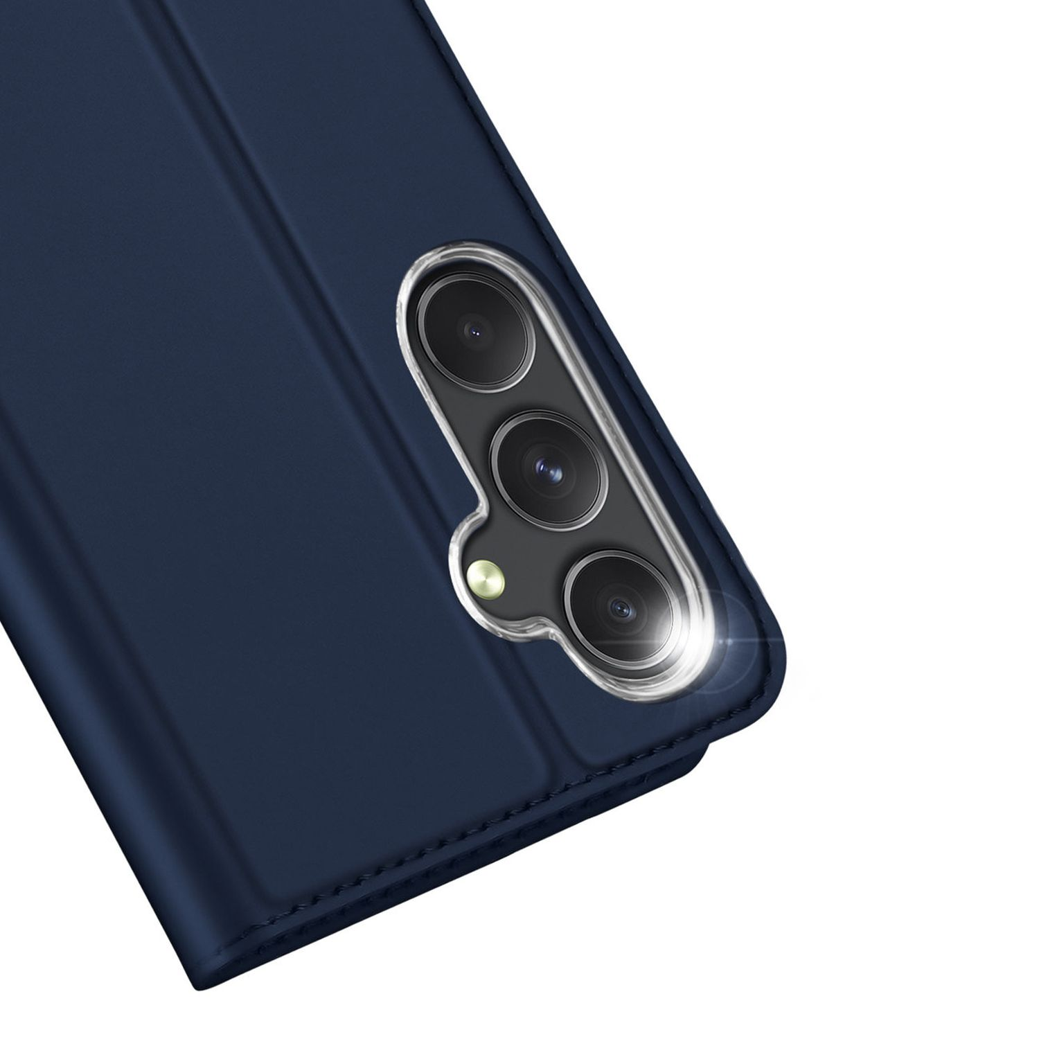 Primo piano di una custodia per telefono blu navy con tre fotocamere. La luce è intensa.
