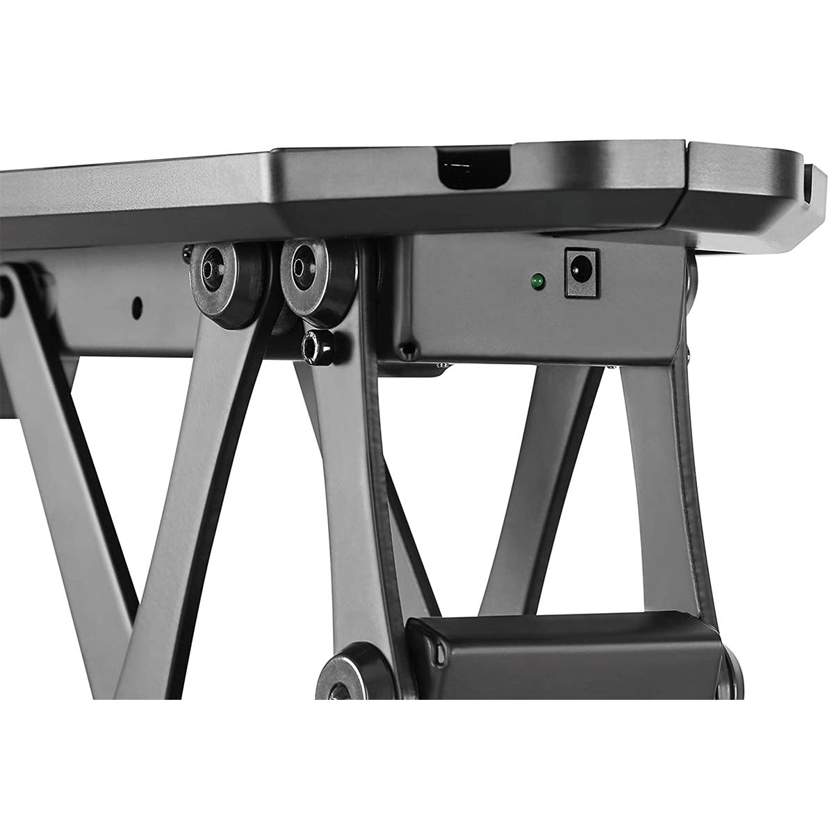 Un primo piano di un dispositivo nero dall'aspetto industriale con gambe di supporto in metallo.