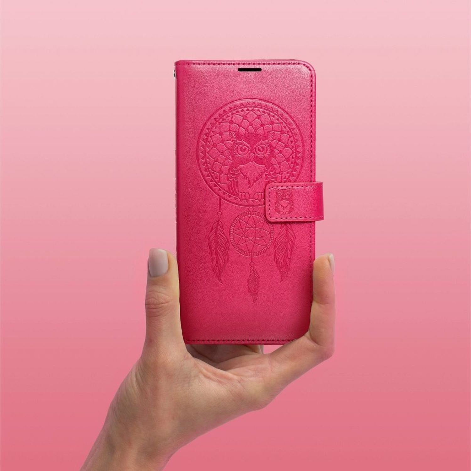 Pinke Handyhülle mit Traumfänger-Design, gehalten von Hand, auf pinkem Hintergrund.