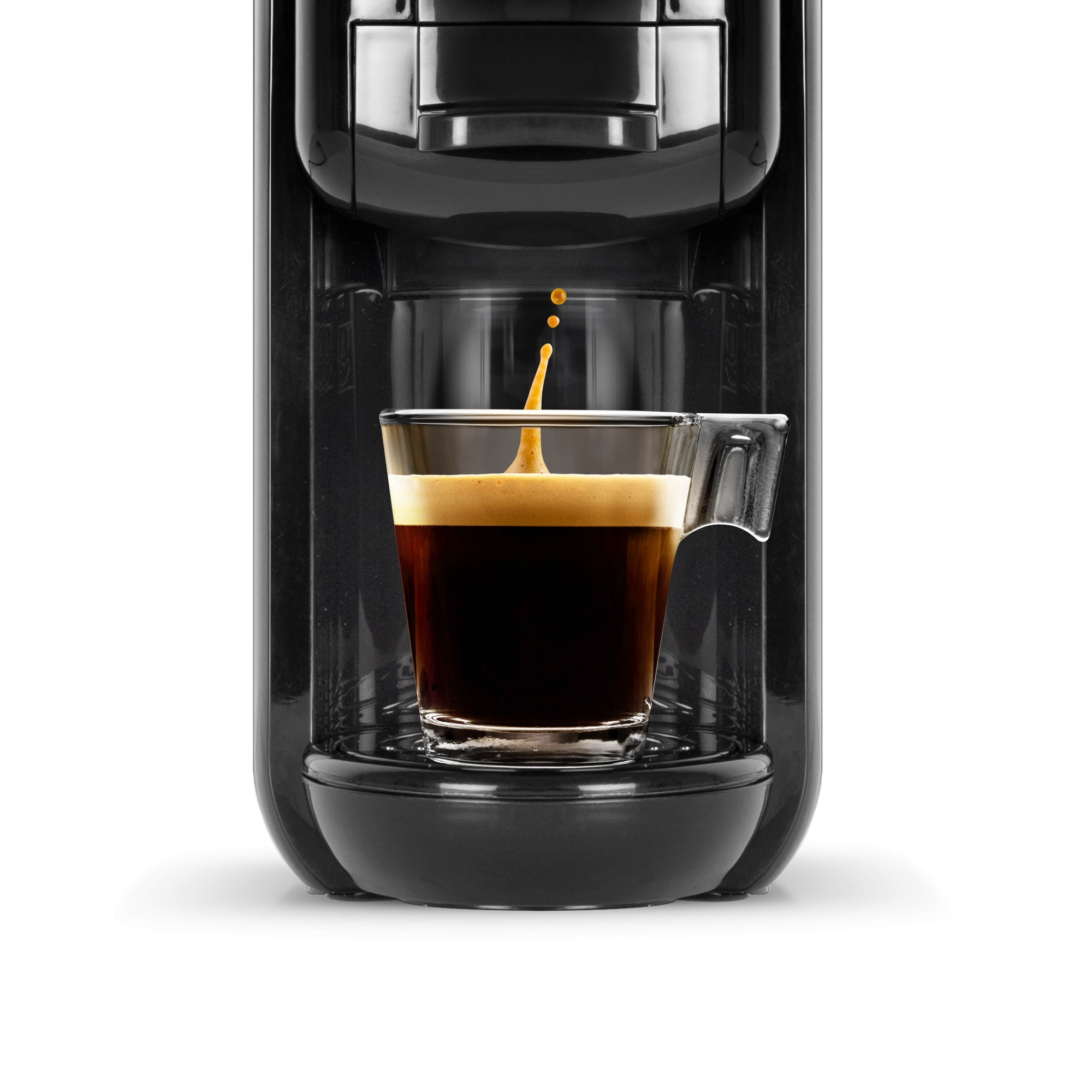 Macchina per espresso che versa caffè in una tazza di vetro.