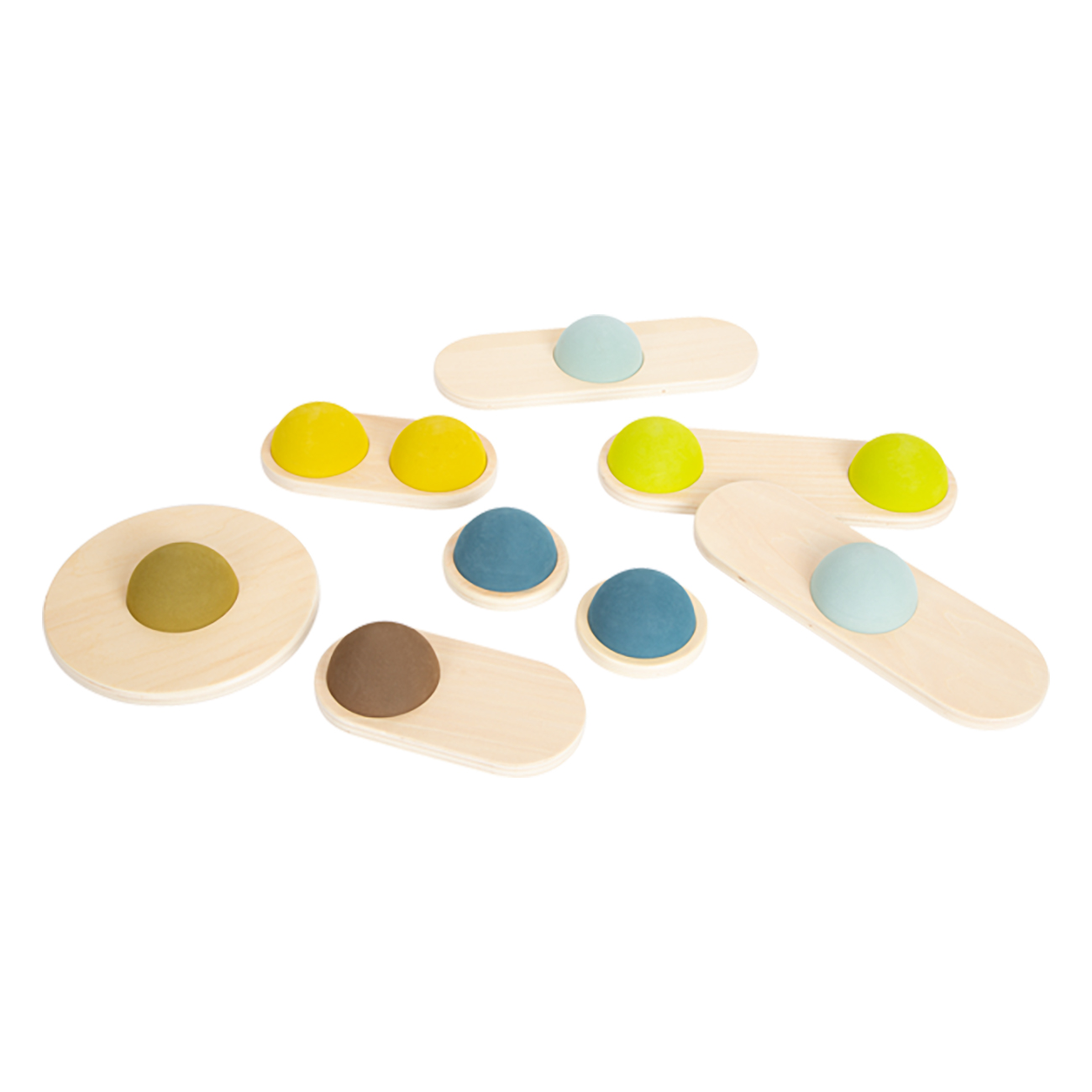Holzspielzeug mit bunten Kugeln. Verschiedene Formen und Farben auf weißer Oberfläche.