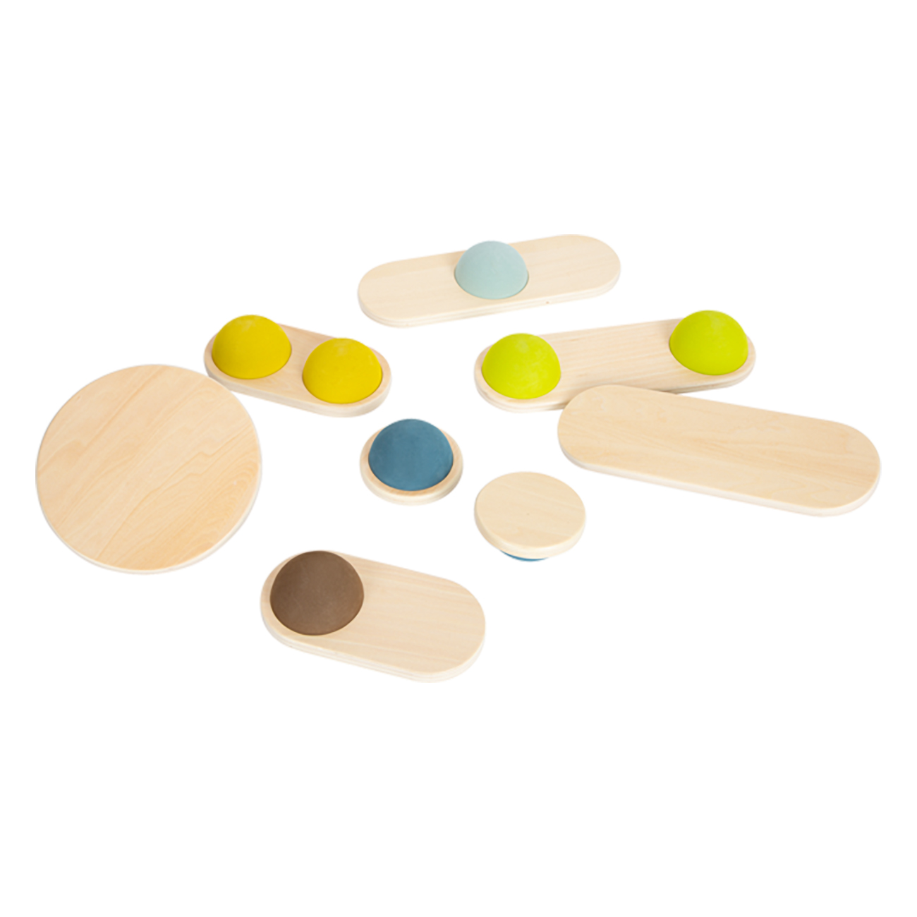 Hölzernes Balancierspielzeug mit farbigen Halbkugeln und verschiedenen Formen, auf weißem Untergrund.
