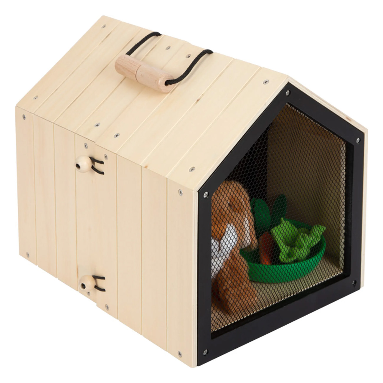 Ein hölzernes Kaninchenhaus mit Maschenfront. Ein Stoffkaninchen sitzt innen mit einer Karotte.
