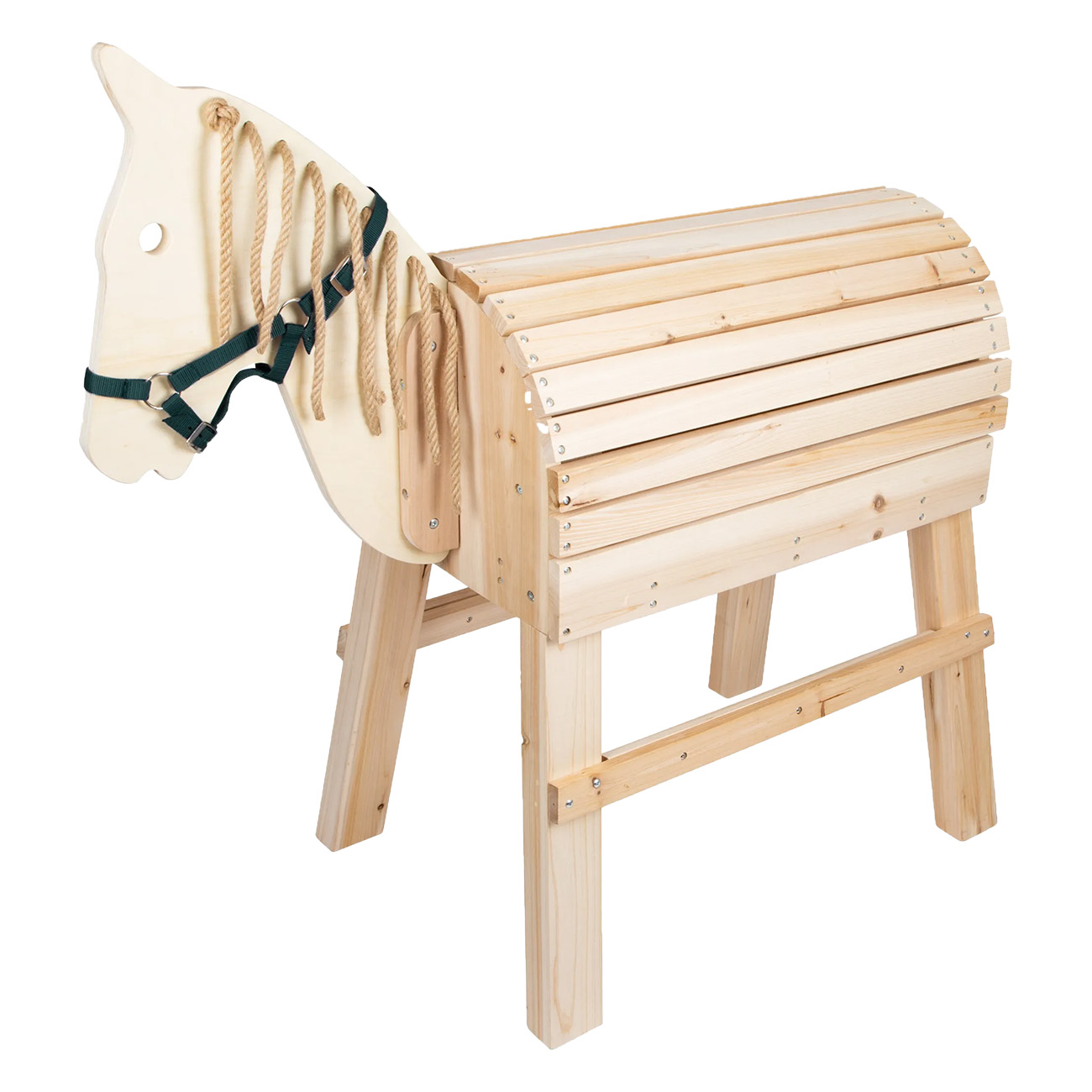 Pferdeförmiger Trittschemel aus Holz mit Sattel, Seilen und grünem Geschirr.