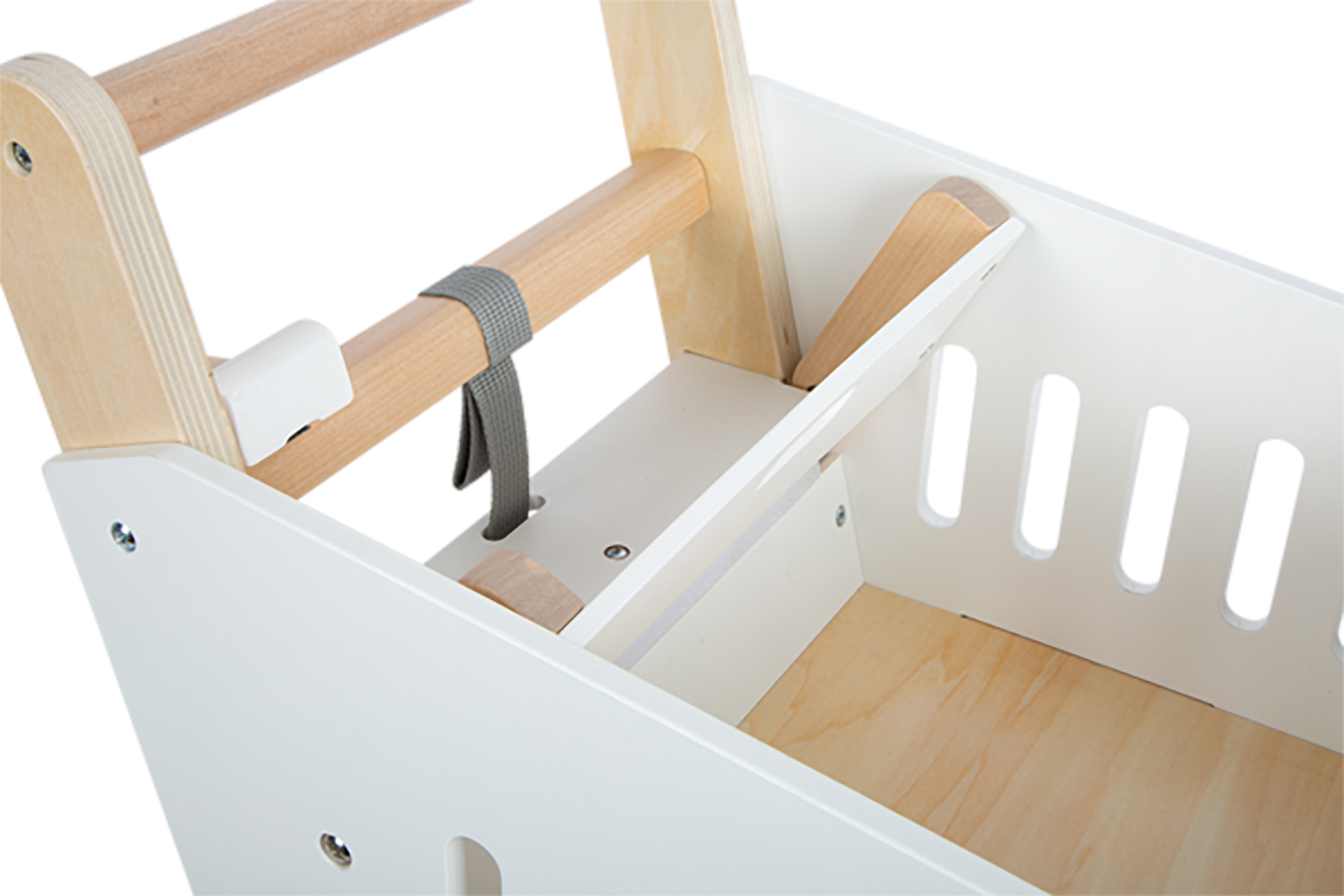 Nahaufnahme eines weißen Holzspielzeugwagens mit hellem Holzinnenraum.