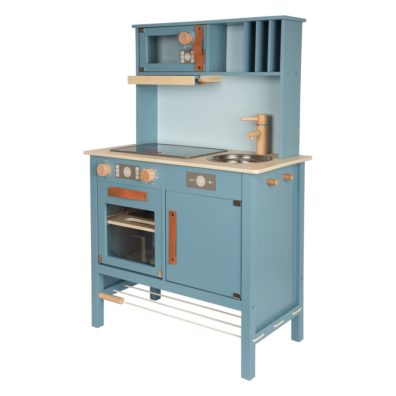 Eine blaue Spielzeugküche aus Holz mit verschiedenen Zubehörteilen. Der Hintergrund ist schlicht weiß.