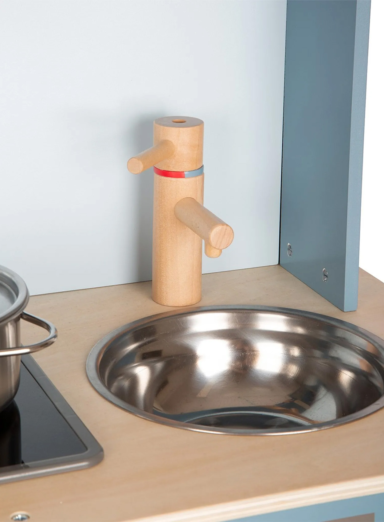 Hölzerne Spielküche mit Spüle und Wasserhahn.