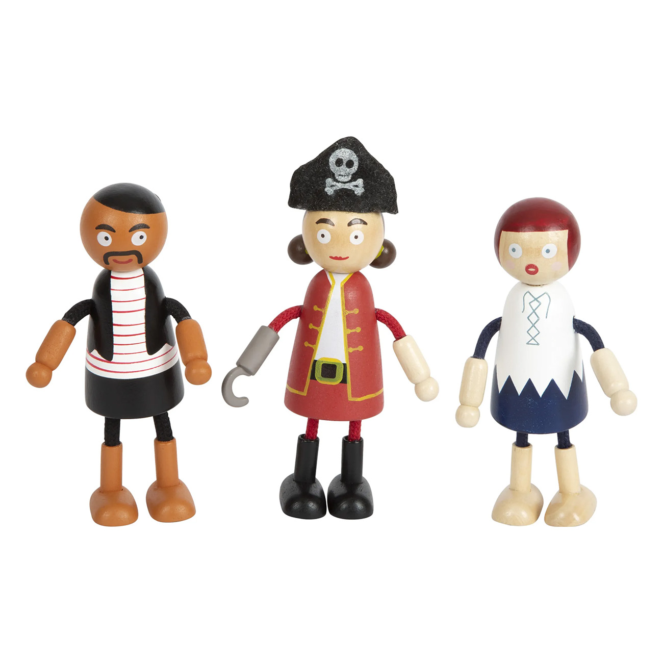 Figurine di pirati in legno su sfondo bianco. Sono visibili tre figure.