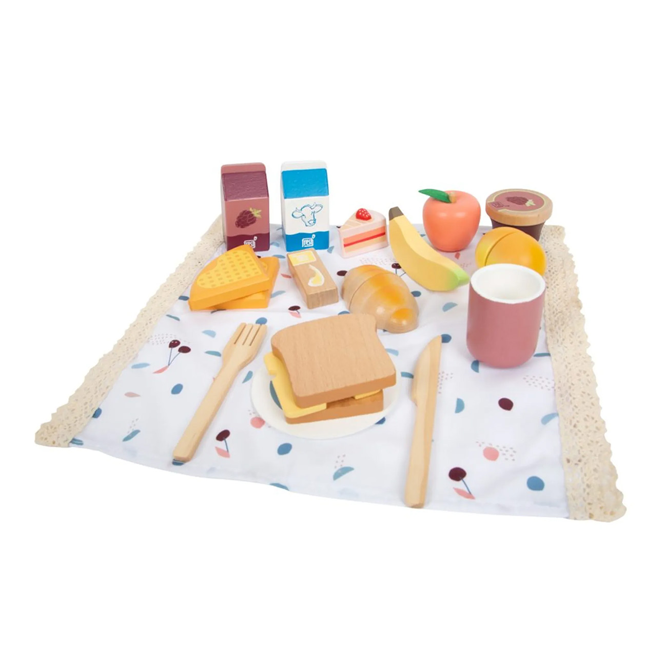 Holzspielzeug-Picknick-Set auf einem weißen Tuch mit Spitzenbesatz. Enthält Lebensmittel wie Toast, Obst und Getränke.