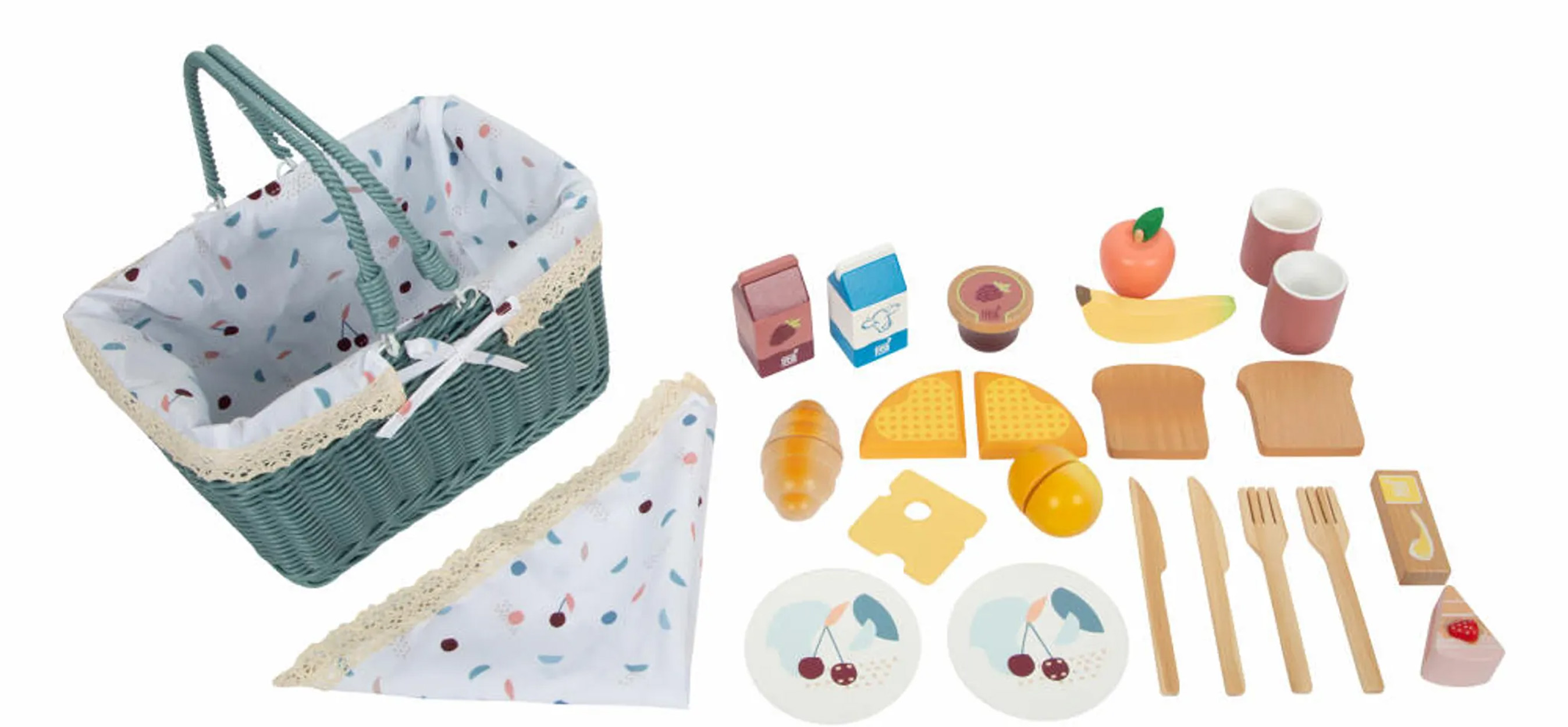 Ein Picknickkorb mit Lebensmitteln wie Brot, Käse, Früchten und Utensilien, angeordnet auf weißem Hintergrund.