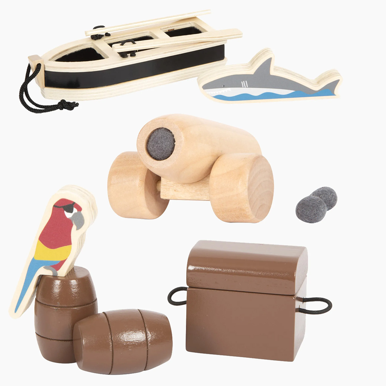 Jouet en bois : bateau pirate, requin, canon, perroquet, coffre et tonneaux sur fond blanc.