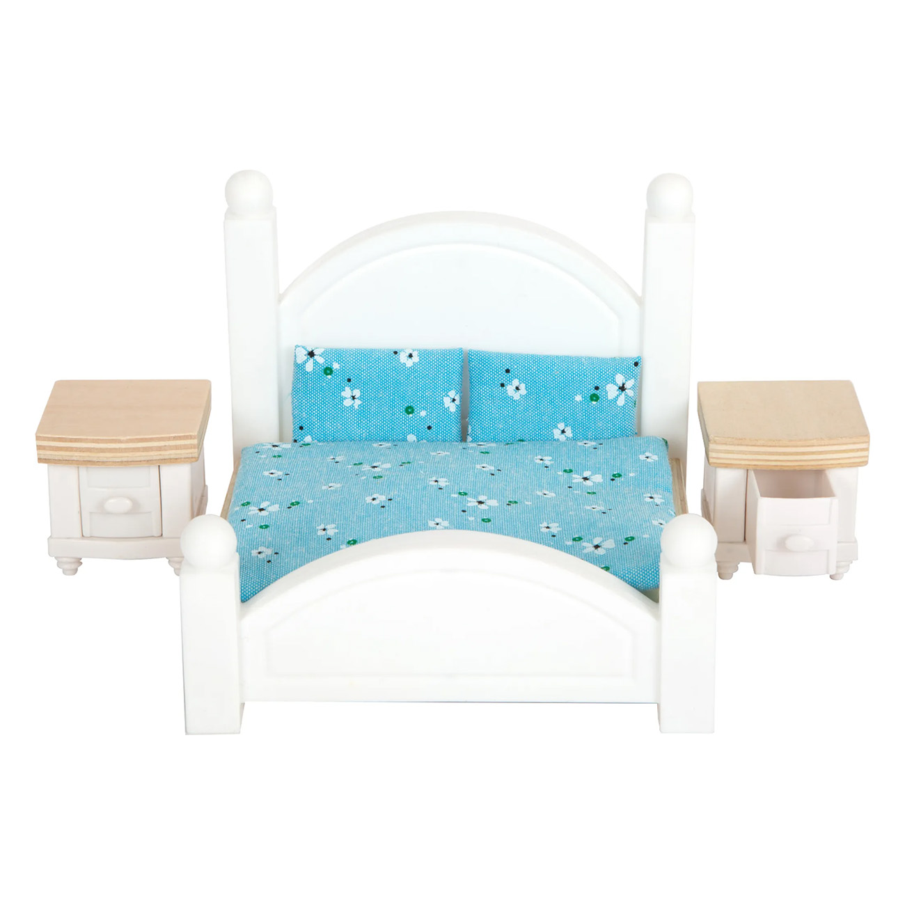 Weißes Puppenhausbett mit blau geblümter Bettwäsche und zwei Nachttischen. Das Bett hat einen weißen Rahmen.