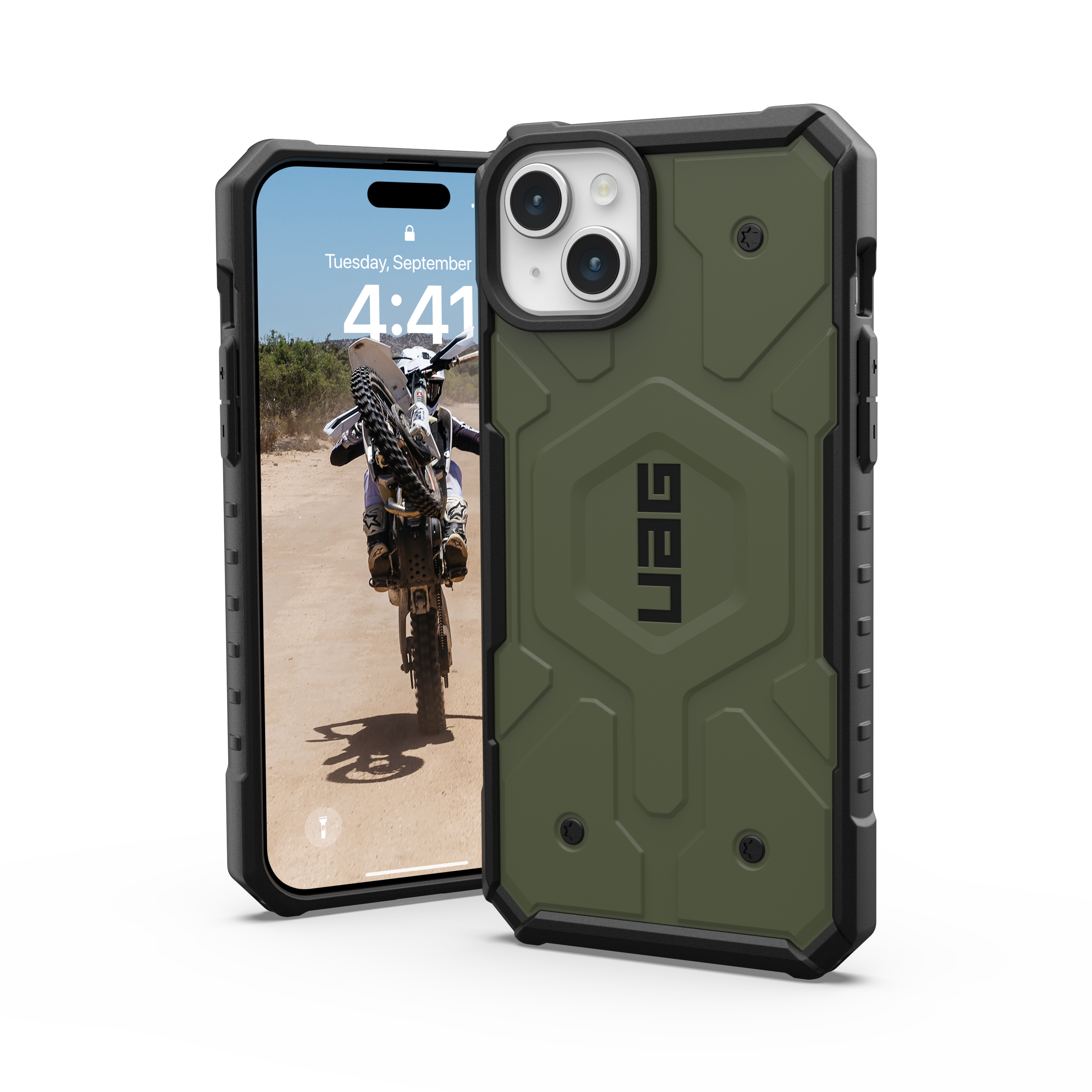 Custodia verde per iPhone su un telefono che mostra una scena motociclistica. Logo UAG.