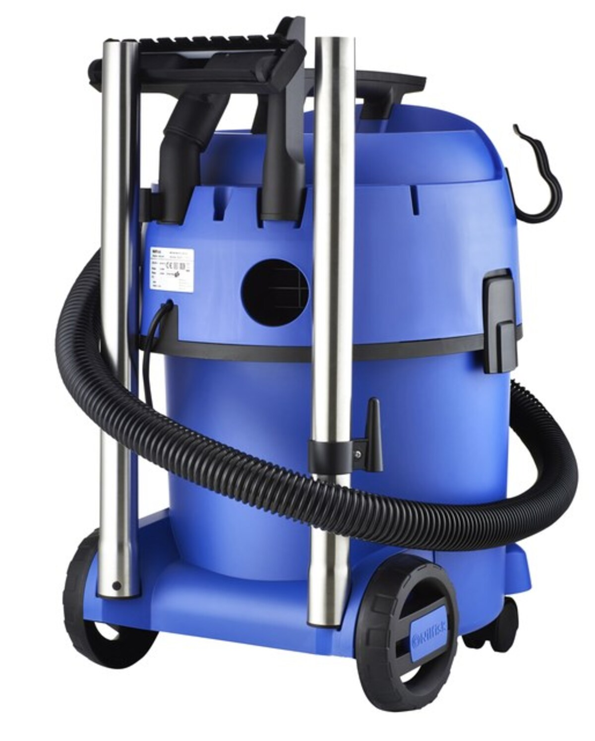 Ein blauer Staubsauger mit schwarzem Schlauch und Metallrahmen. Der Staubsauger steht auf Rädern.