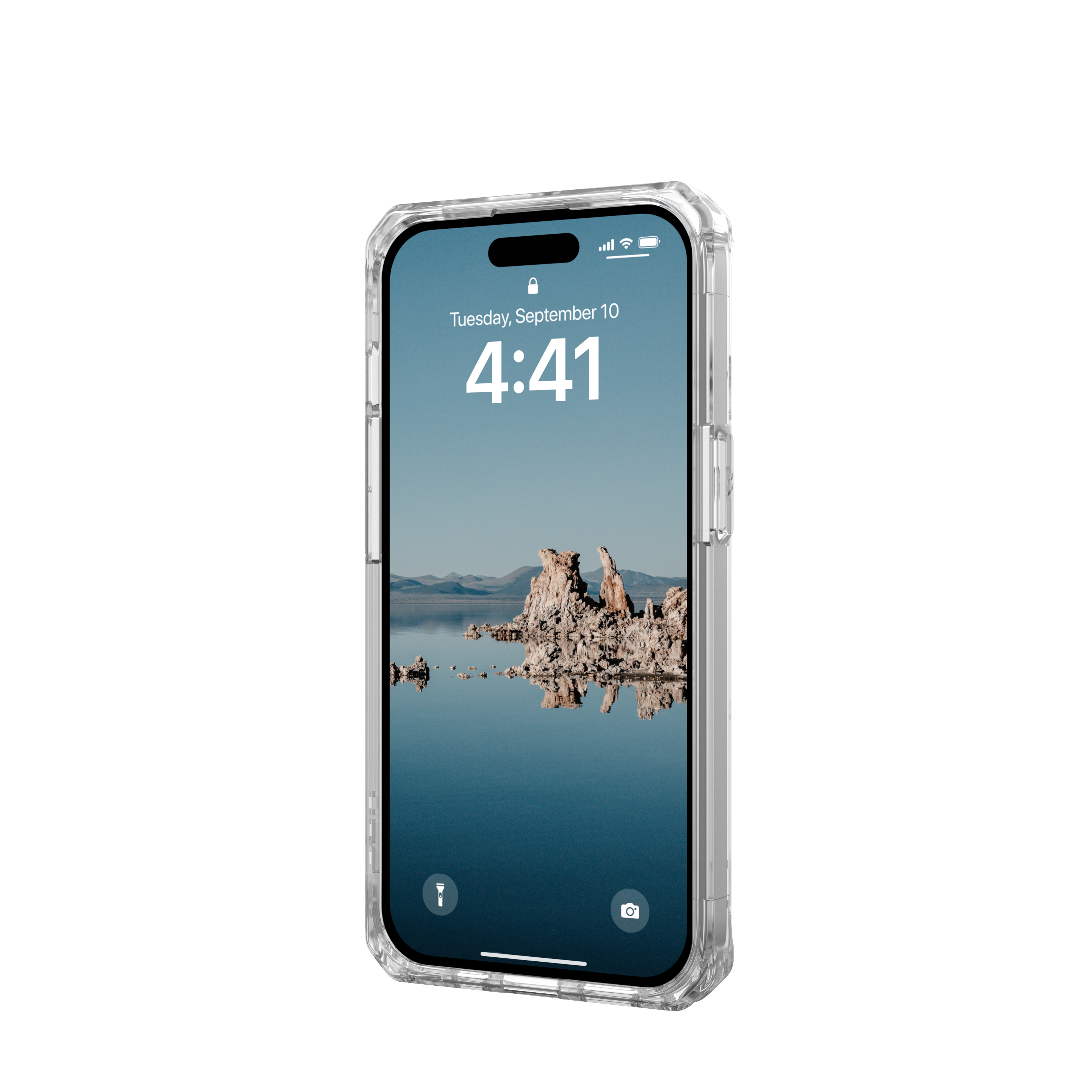 iPhone con custodia trasparente che mostra l'ora. Lo schermo mostra un paesaggio montuoso.