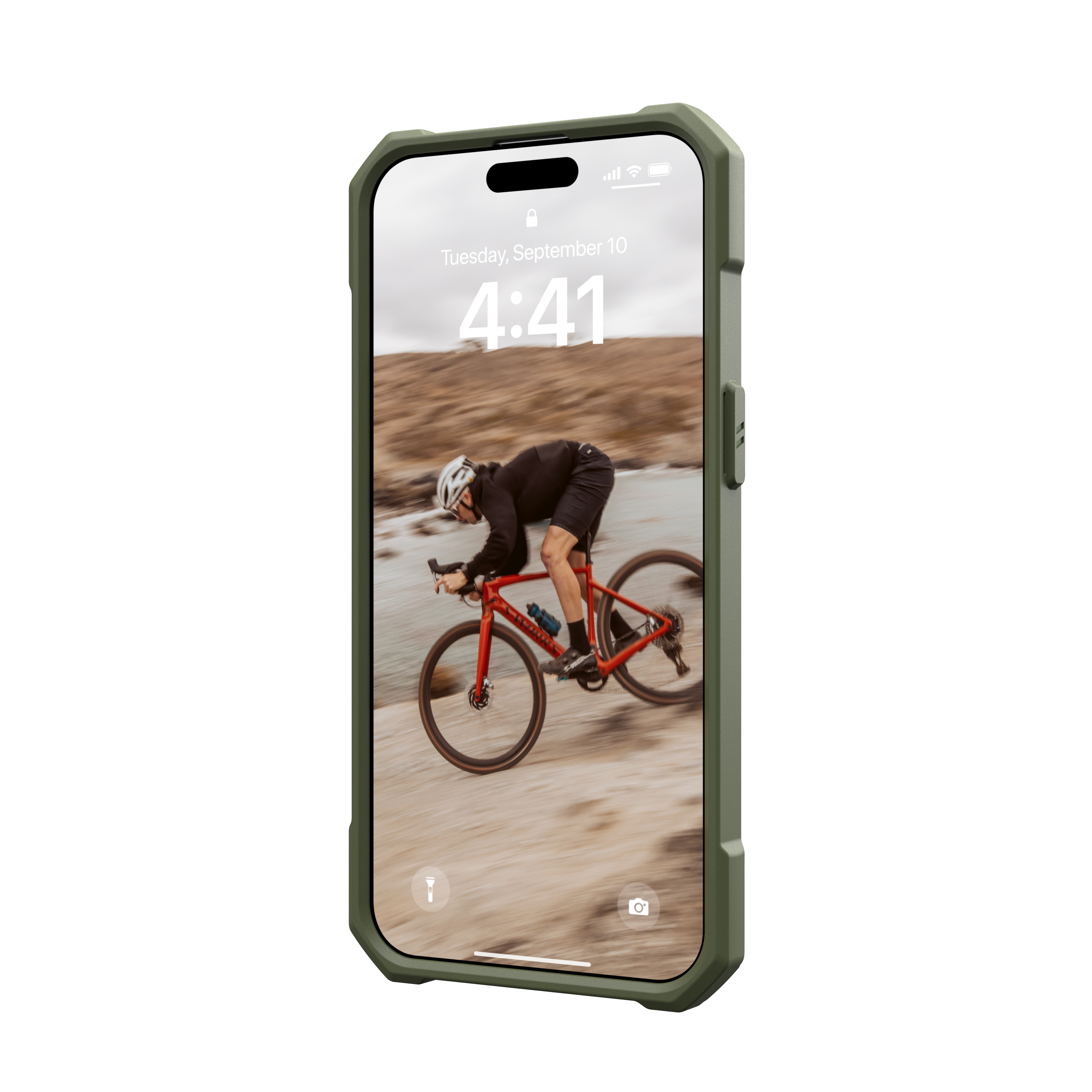 Una pantalla de teléfono que muestra un ciclista en un sendero. El teléfono está en una funda verde oliva.