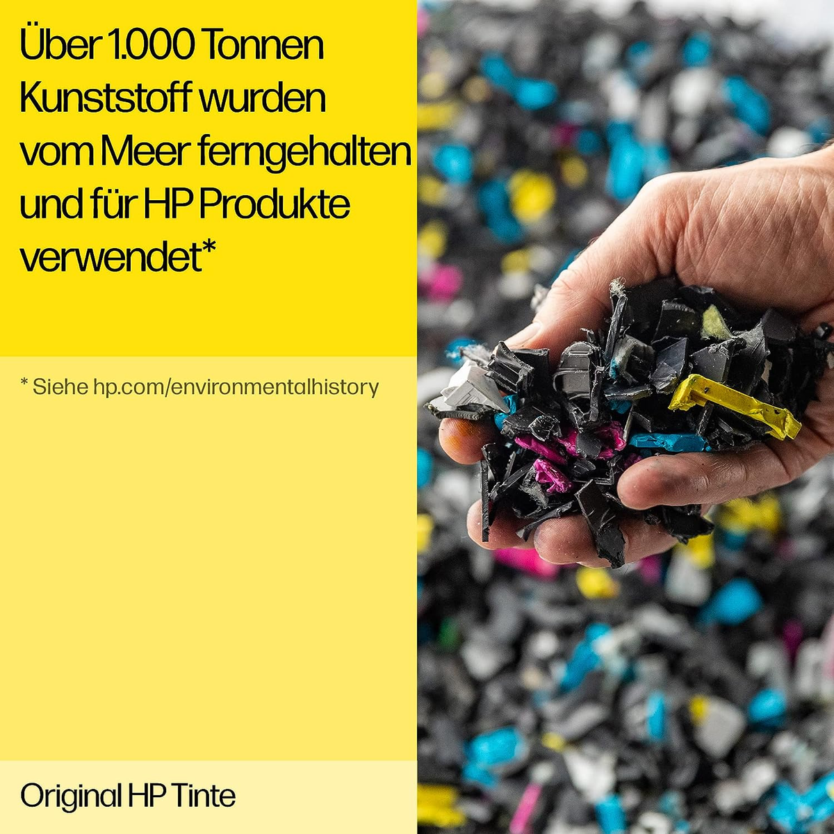 Hand hält zerkleinerten Kunststoff in Blau, Pink und Gelb. Text auf Deutsch.