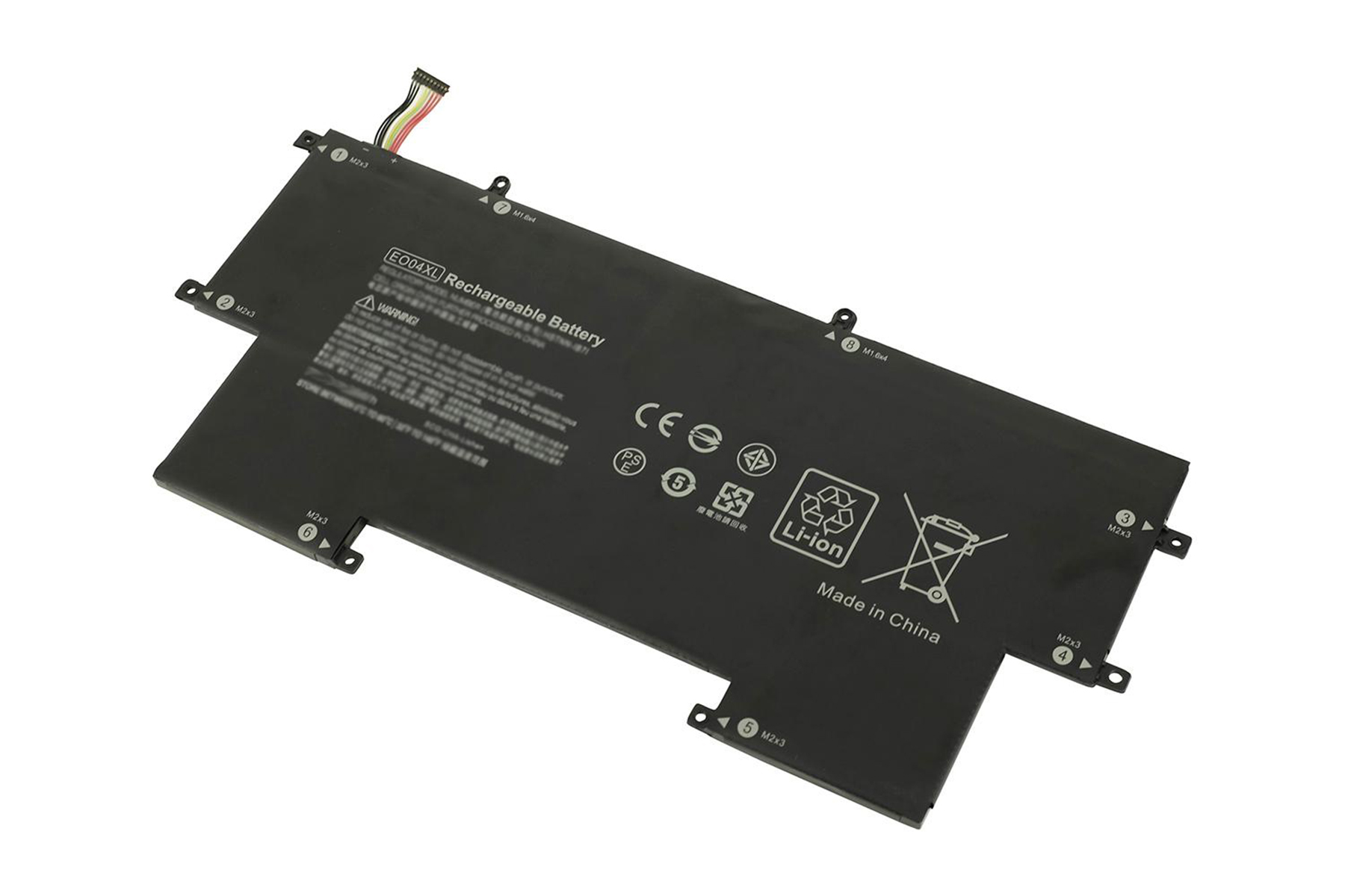 Una batteria rettangolare nera per laptop con testo e simboli. Ha un connettore ed è prodotta in Cina. Lo sfondo è bianco.