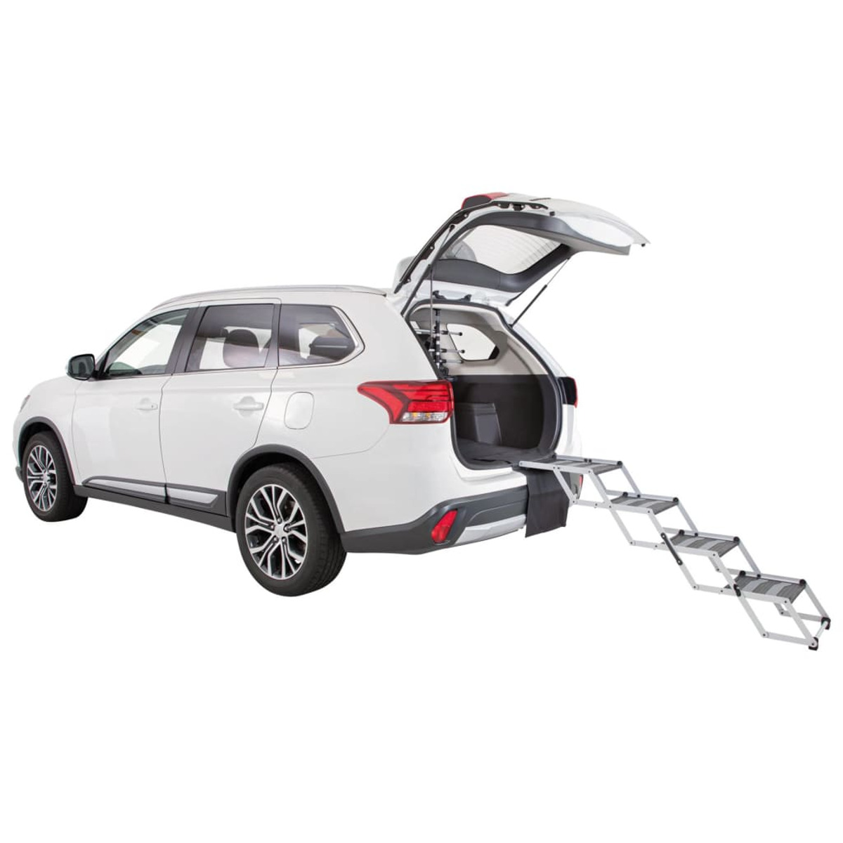 Weißer SUV mit einer Hunde-Rampe, die aus dem Heck ragt. Die Rampe ist silberfarben und hat Stufen.