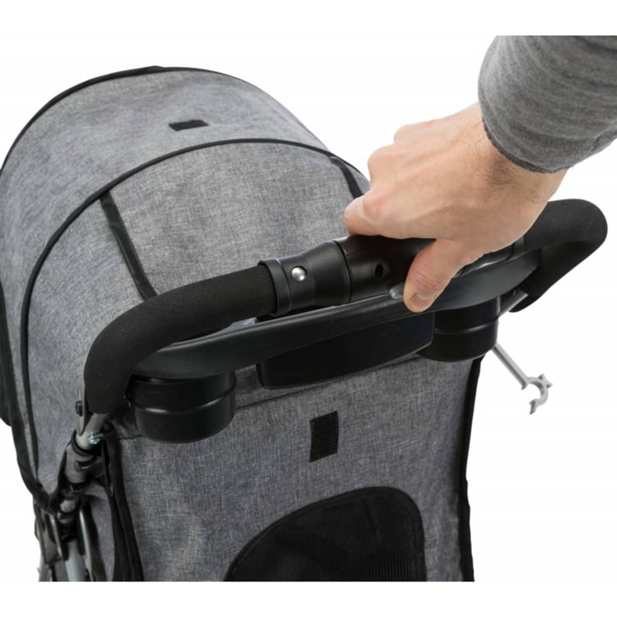 Der Lenker eines grauen Kinderwagens, die Hand einer Person und zwei Getränkehalter sind zu sehen.