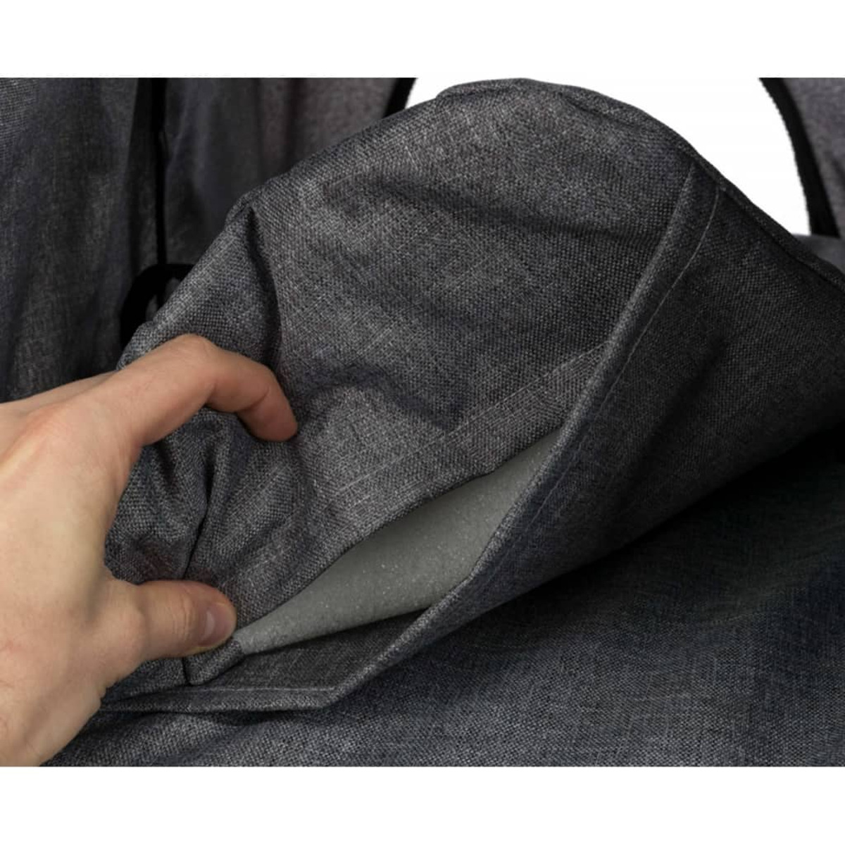 Hand, die in eine Tasche greift, zeigt das Innenfutter.
