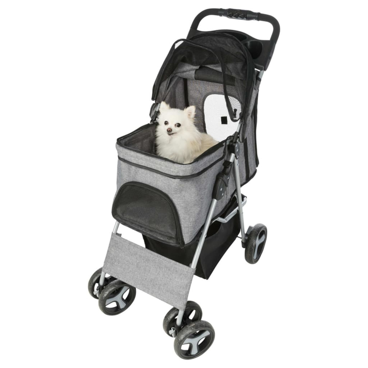 Ein kleiner weißer Hund sitzt in einem grauen Tierkinderwagen. Der Wagen hat ein schwarzes Verdeck.