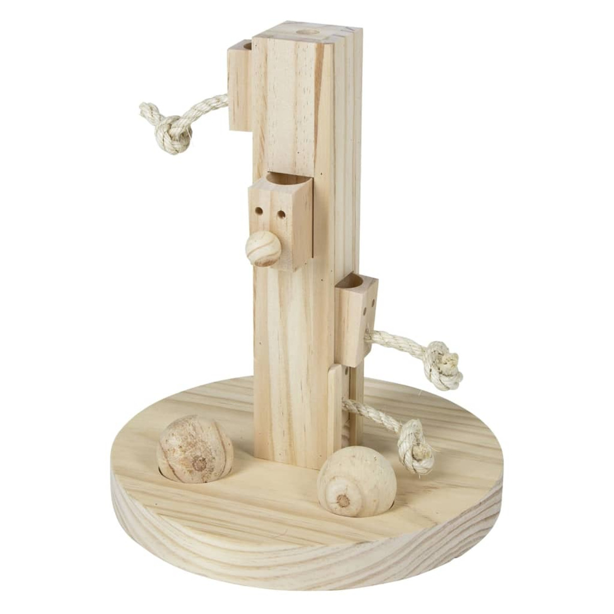 Un giocattolo di legno per gatti con palline e corde su sfondo bianco. È marrone chiaro.