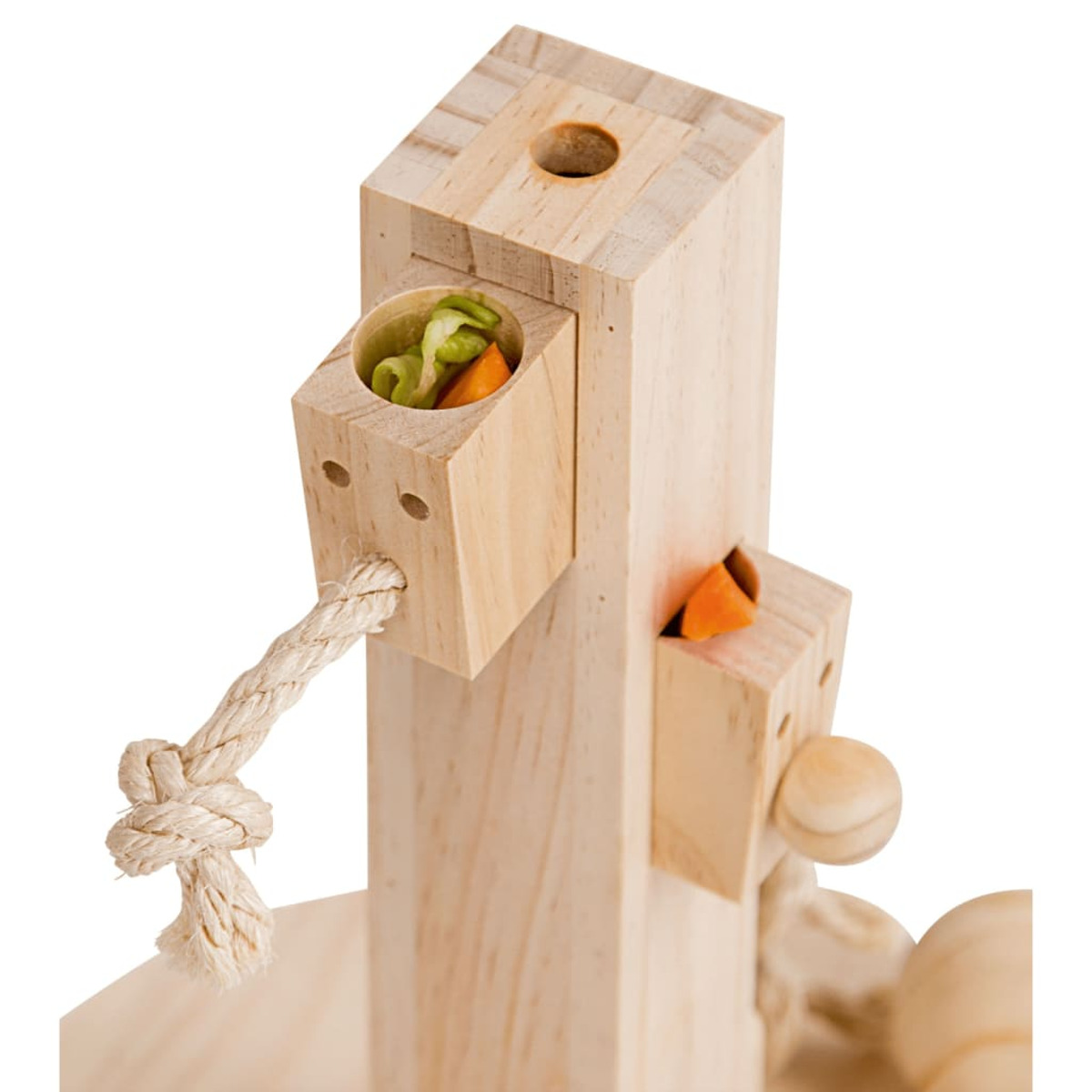 Un giocattolo di legno per gatti con una corda e due piccoli contenitori, uno con verdure, uno con carote.