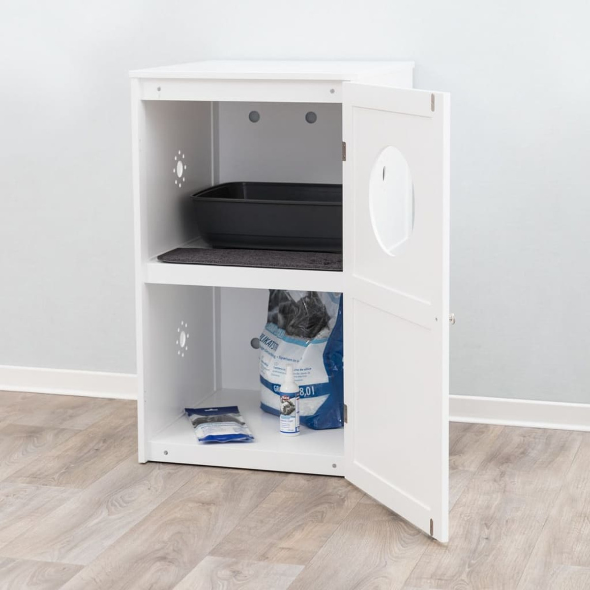 Gabinete blanco con arenero para gatos dentro, con puerta abierta.