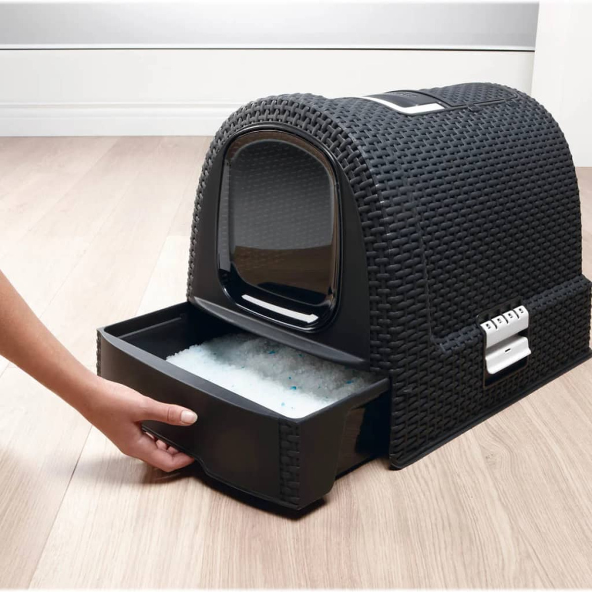 Lettiera nera con un cassetto estratto.