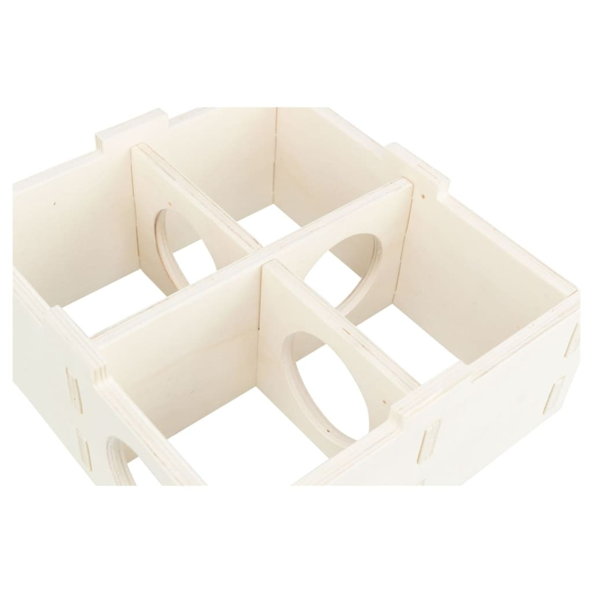Primo piano di una casetta di legno per animali con più scomparti e aperture circolari.
