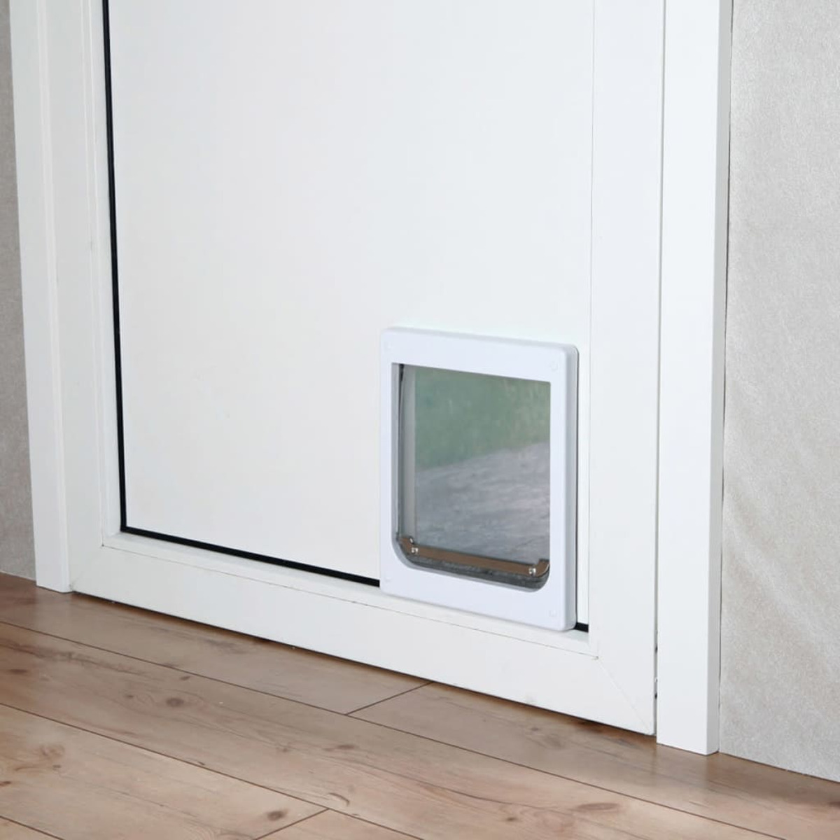Una puerta blanca con una puerta para mascotas instalada, que muestra la vista interior.
