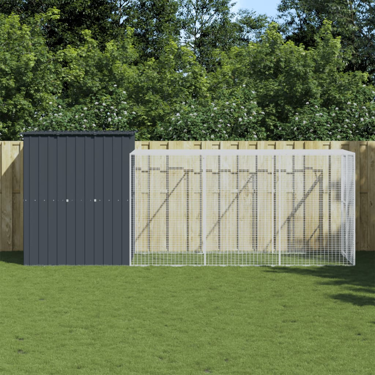 Gehege im Freien mit grauem Schuppen und Gras.