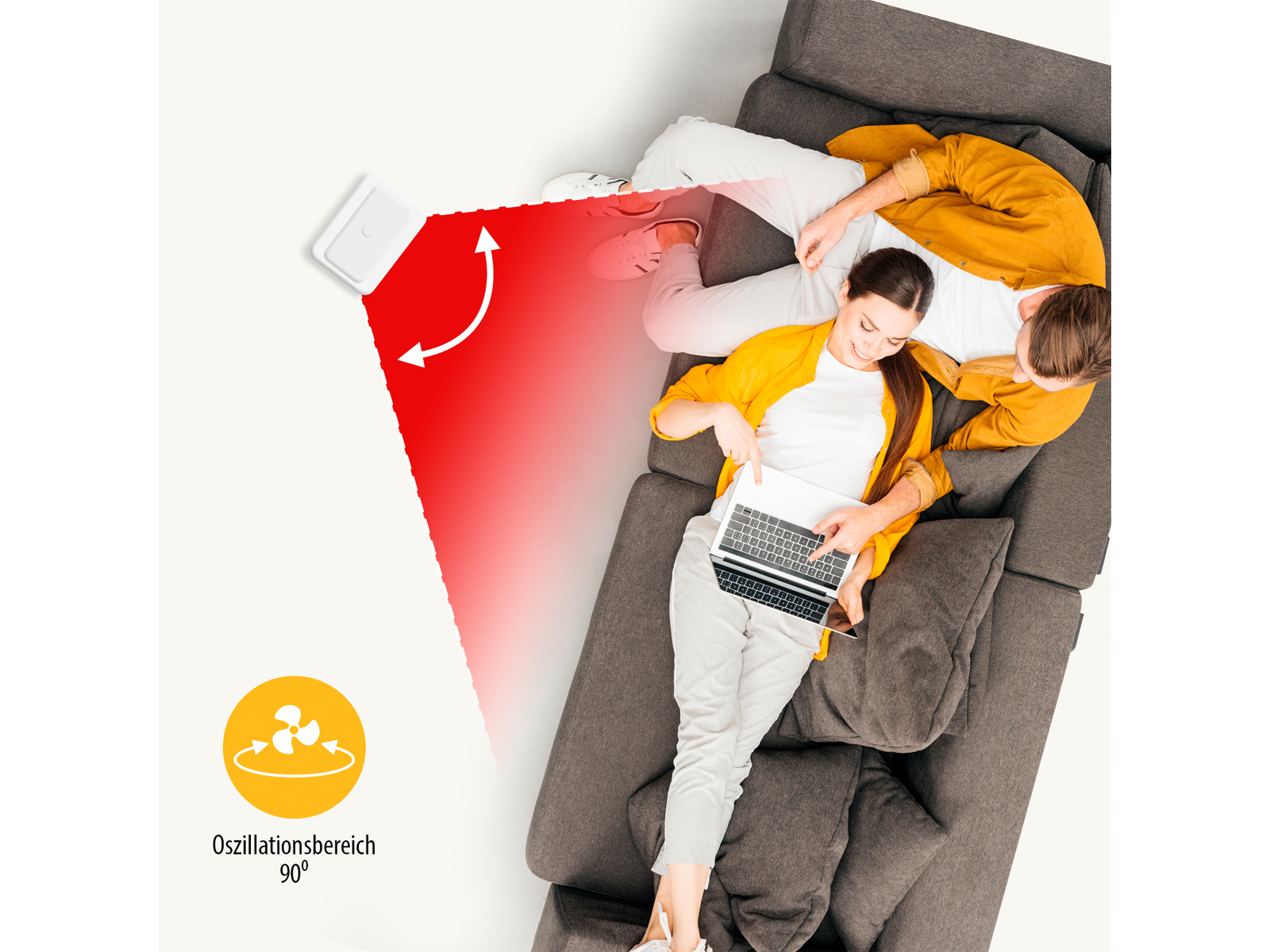 Ein Paar auf einem grauen Sofa mit einem Laptop, einem roten Lichtstrahl und einem Oszillations-Fan-Symbol.