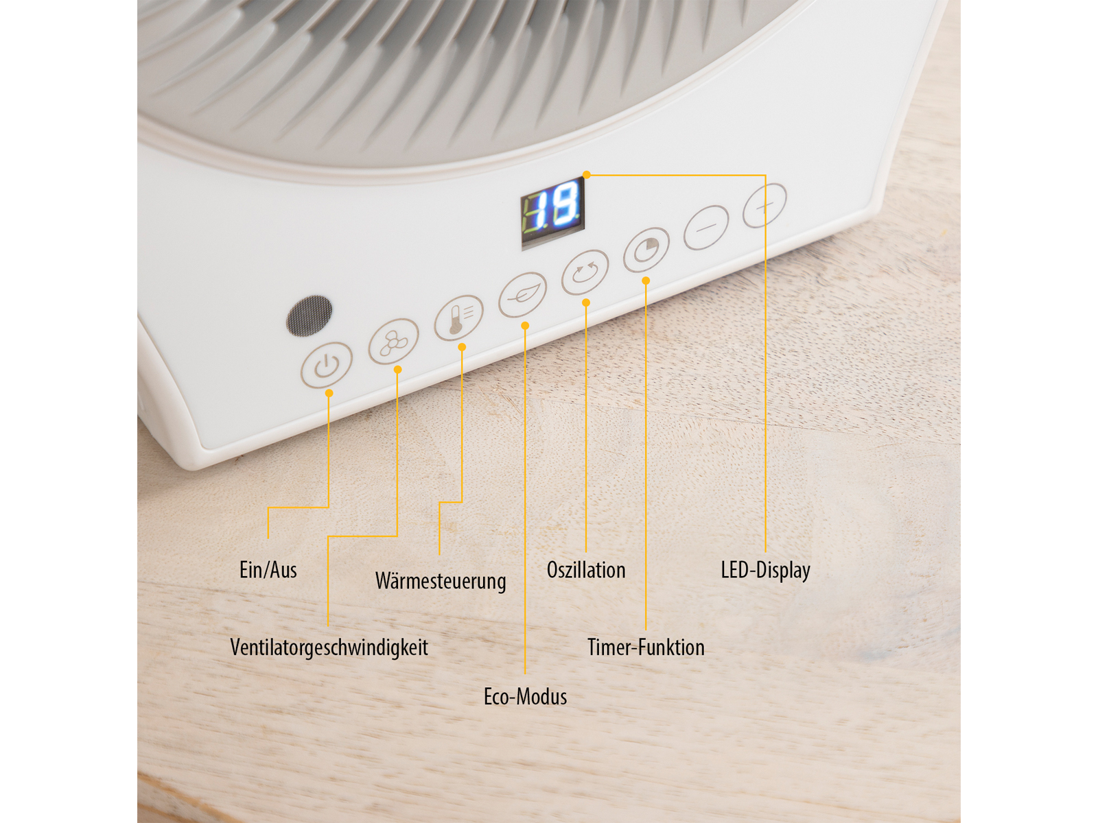 Ventilador blanco con botones de control. Fondo de superficie de madera. Texto en alemán.
