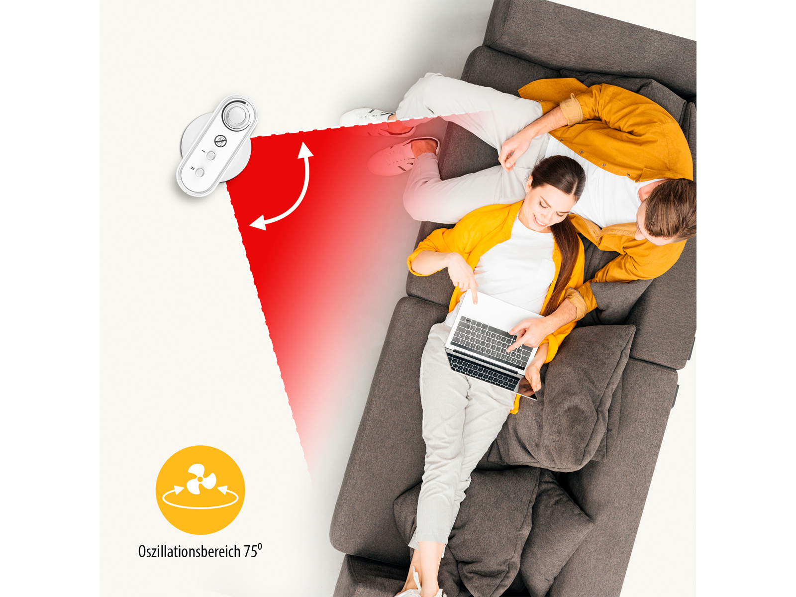 Bovenaanzicht van een stel op een bank. Een werkt op een laptop. Een ventilatorpictogram en rode straal.