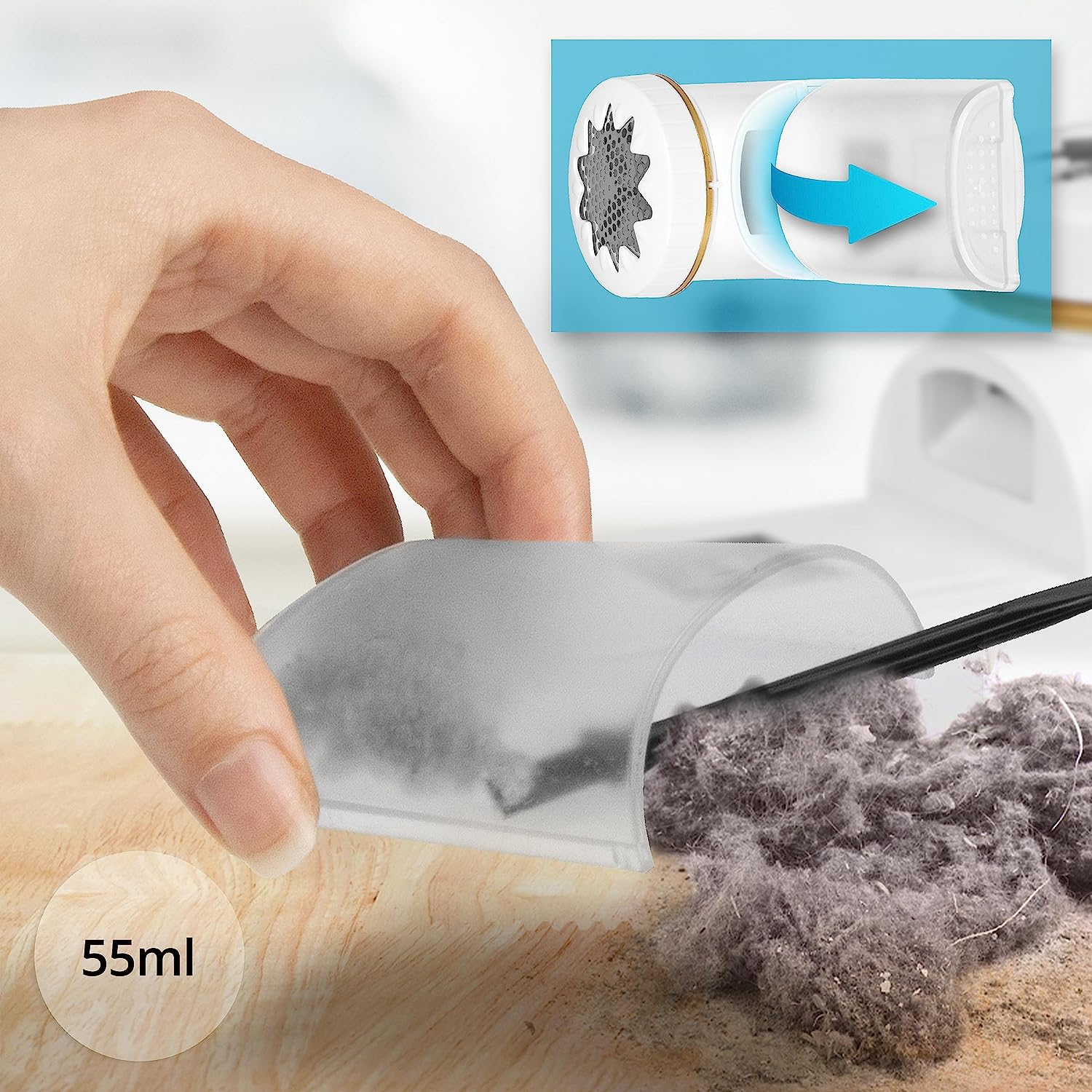 Eine Hand entfernt einen Filter aus einem Gerät und zeigt Staub und Ablagerungen. Ein Pfeil zeigt die Entnahmerichtung.
