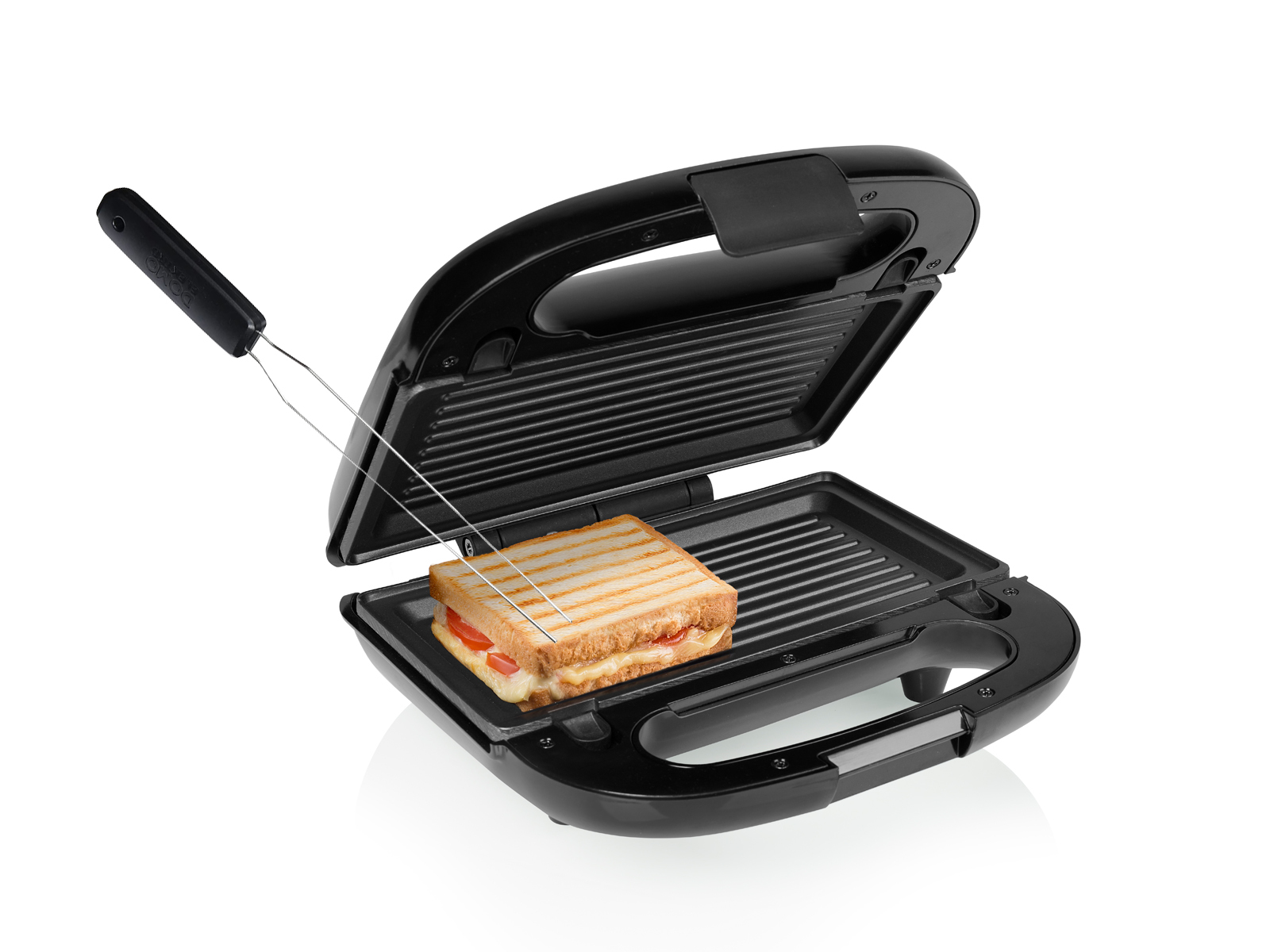 Schwarzer Sandwichmaker mit einem gegrillten Sandwich darin. Das Sandwich hat Käse und Tomaten.
