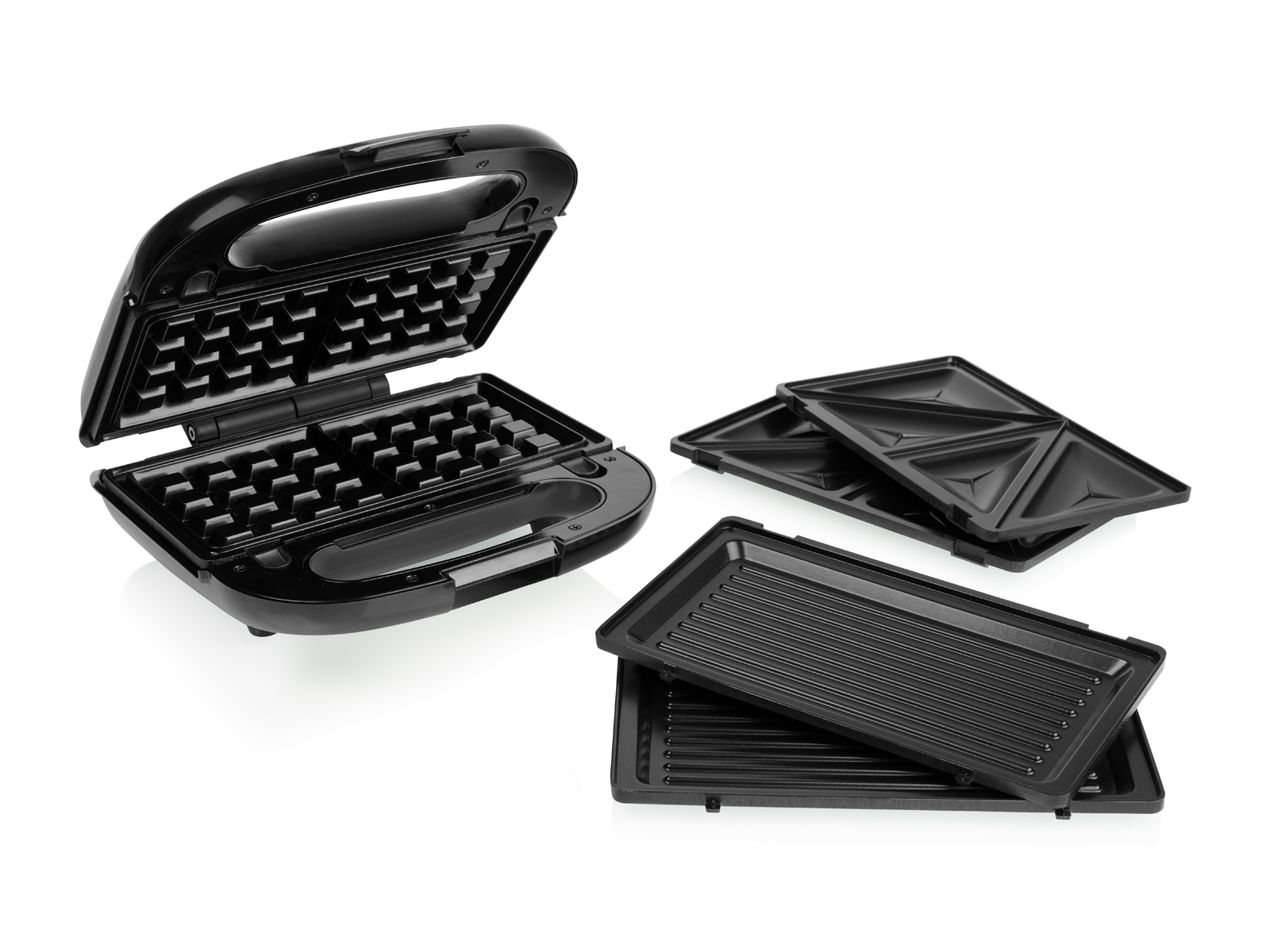 Schwarzer Waffeleisen geöffnet, mit Waffelplatten und Sandwichplatten.
