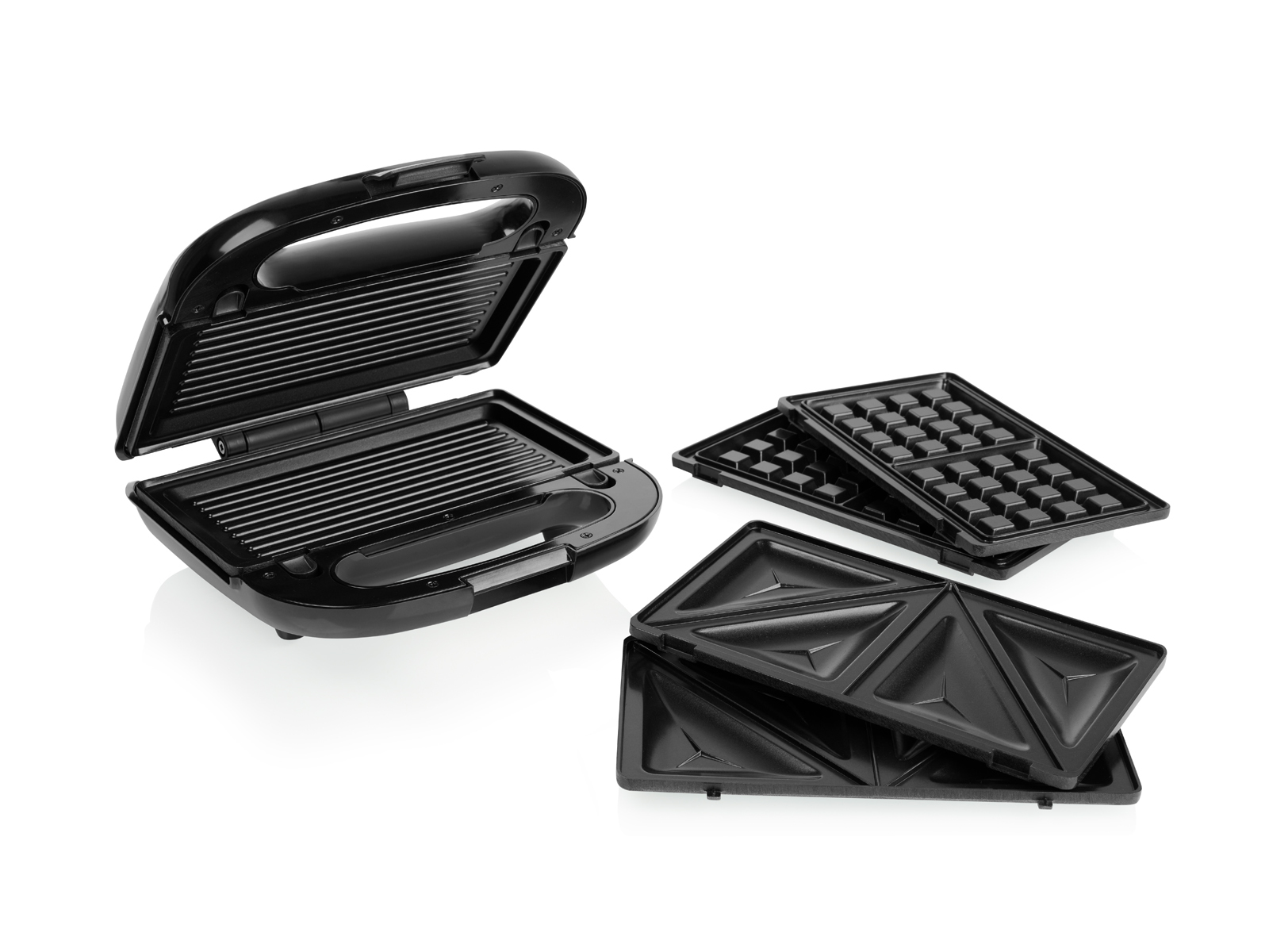 Ein schwarzes Waffeleisen mit abnehmbaren Platten auf weißem Untergrund.