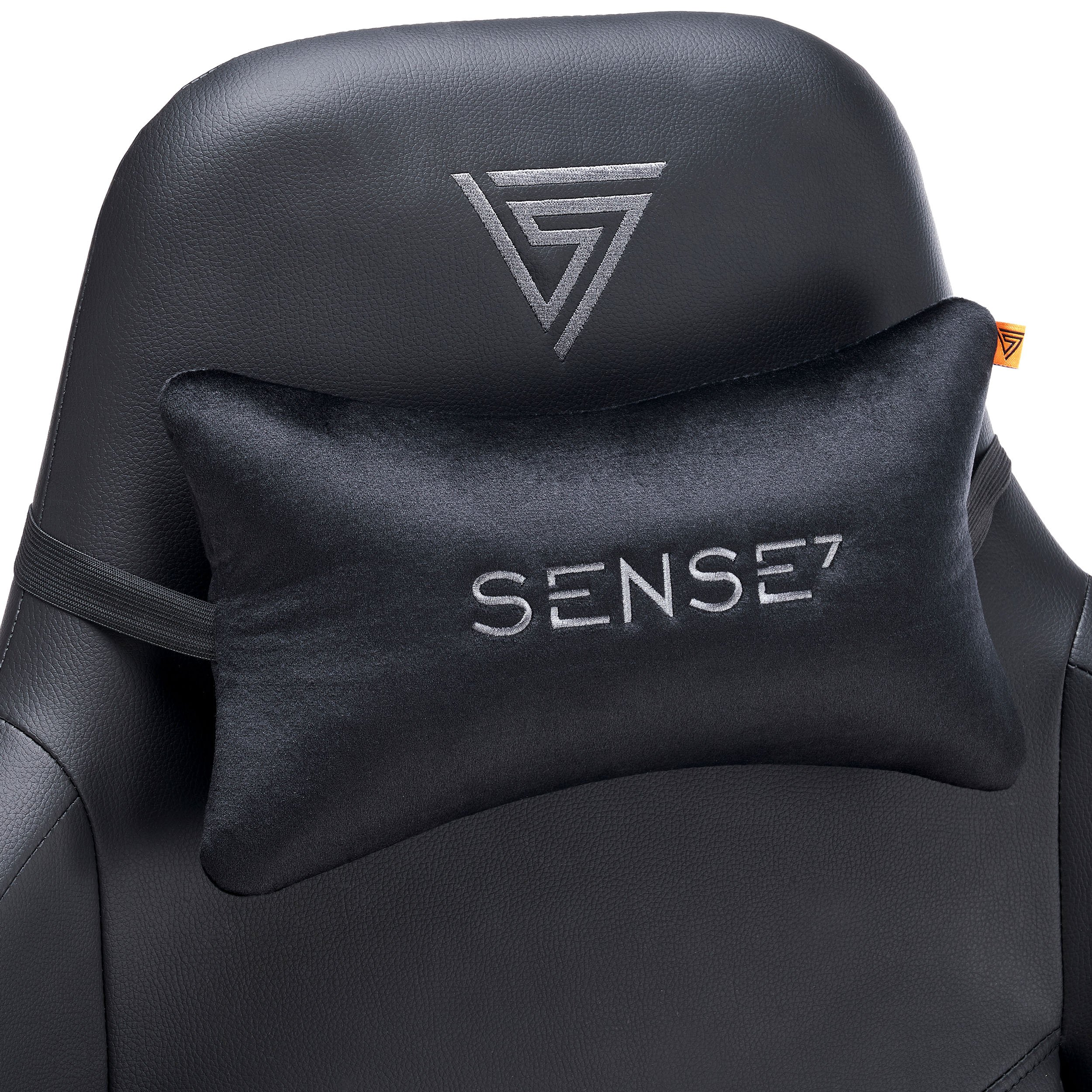 Gaming-Stuhlrücken mit Kissen. Schwarzes Leder, Sense7-Logo und orangefarbenes Etikett.