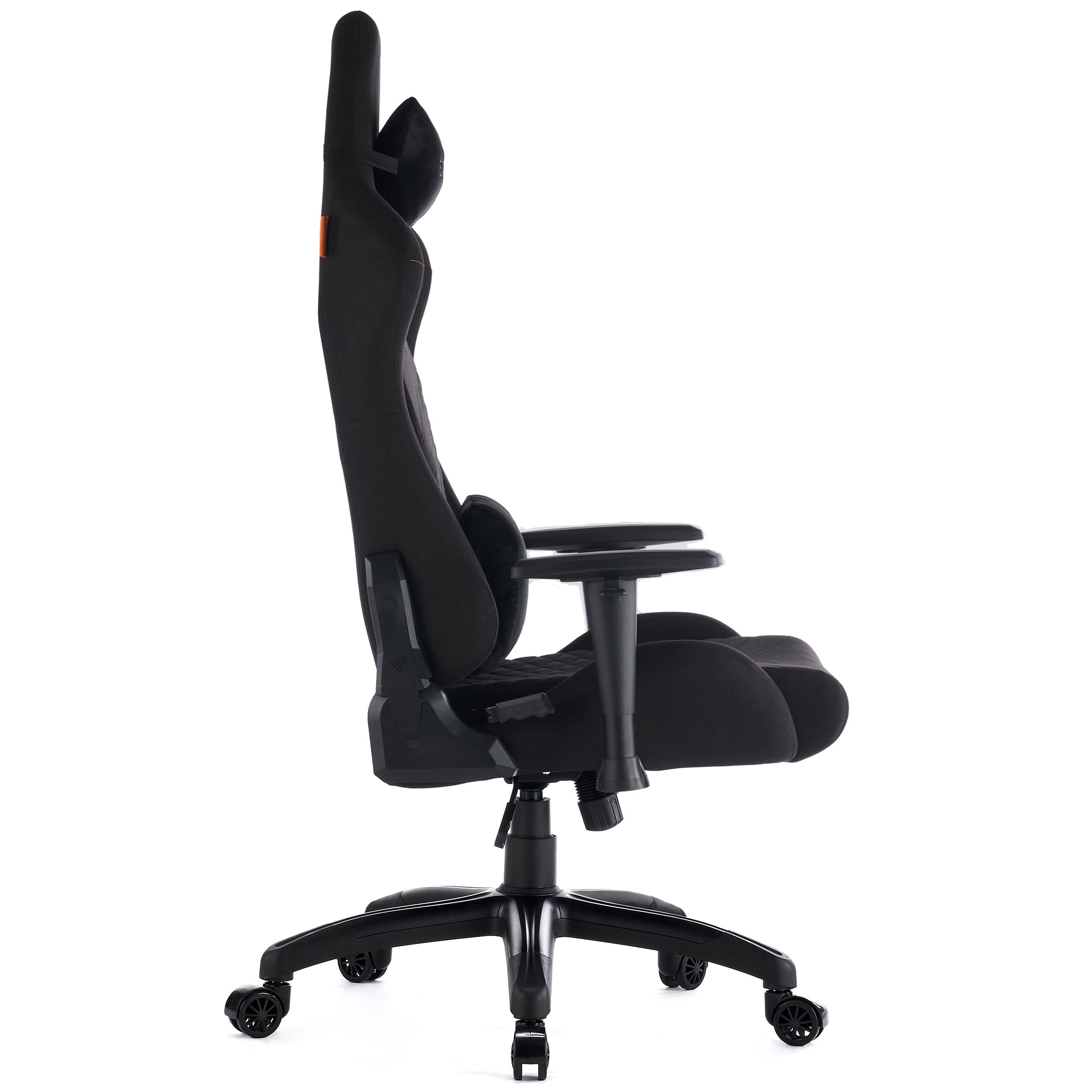 Schwarzer Gaming-Stuhl mit Kopfstütze, Lendenwirbelstütze und schwarzen Rollen. Weißer Hintergrund.