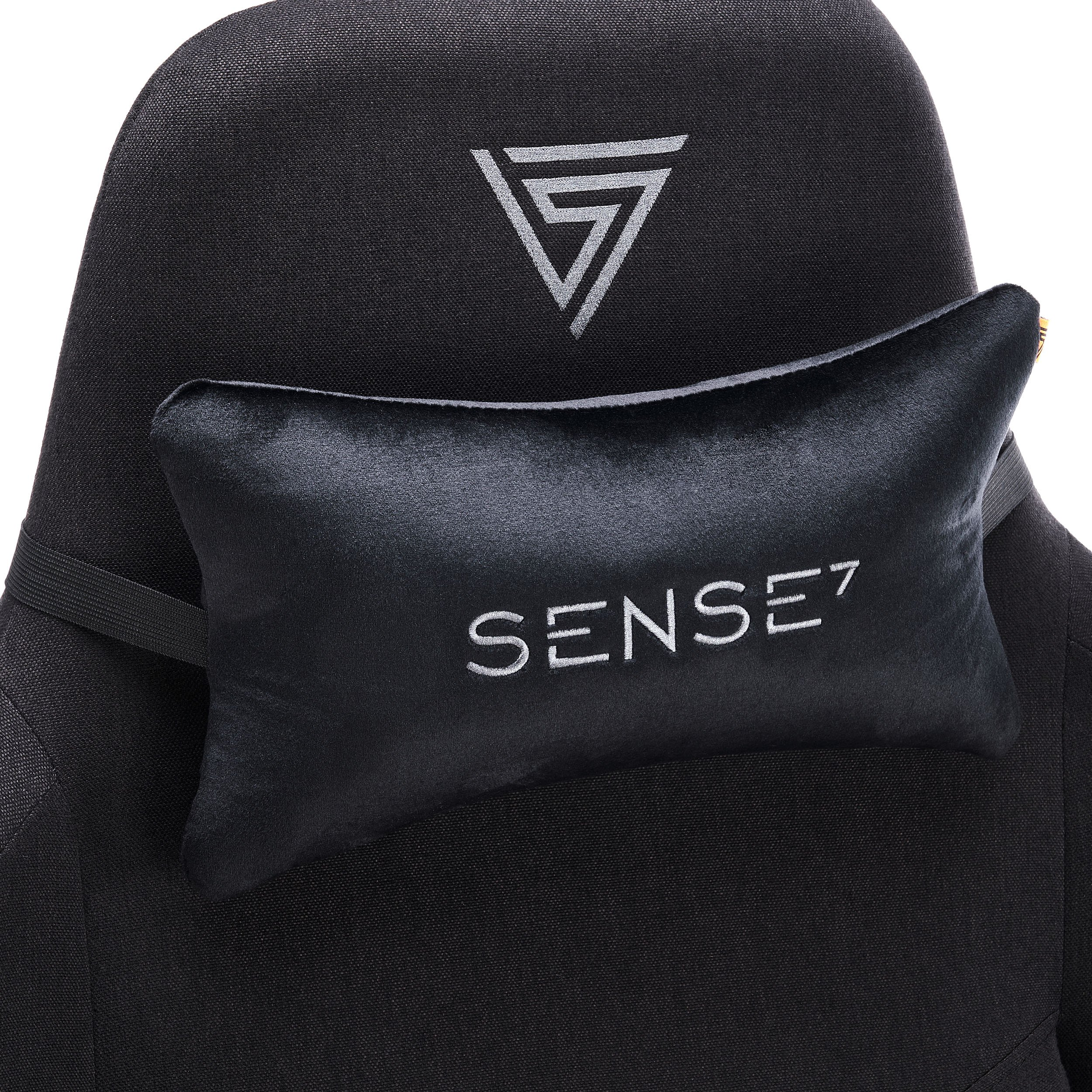 Schwarzer Gaming-Stuhl mit Sense7-Kopfstützkissen.