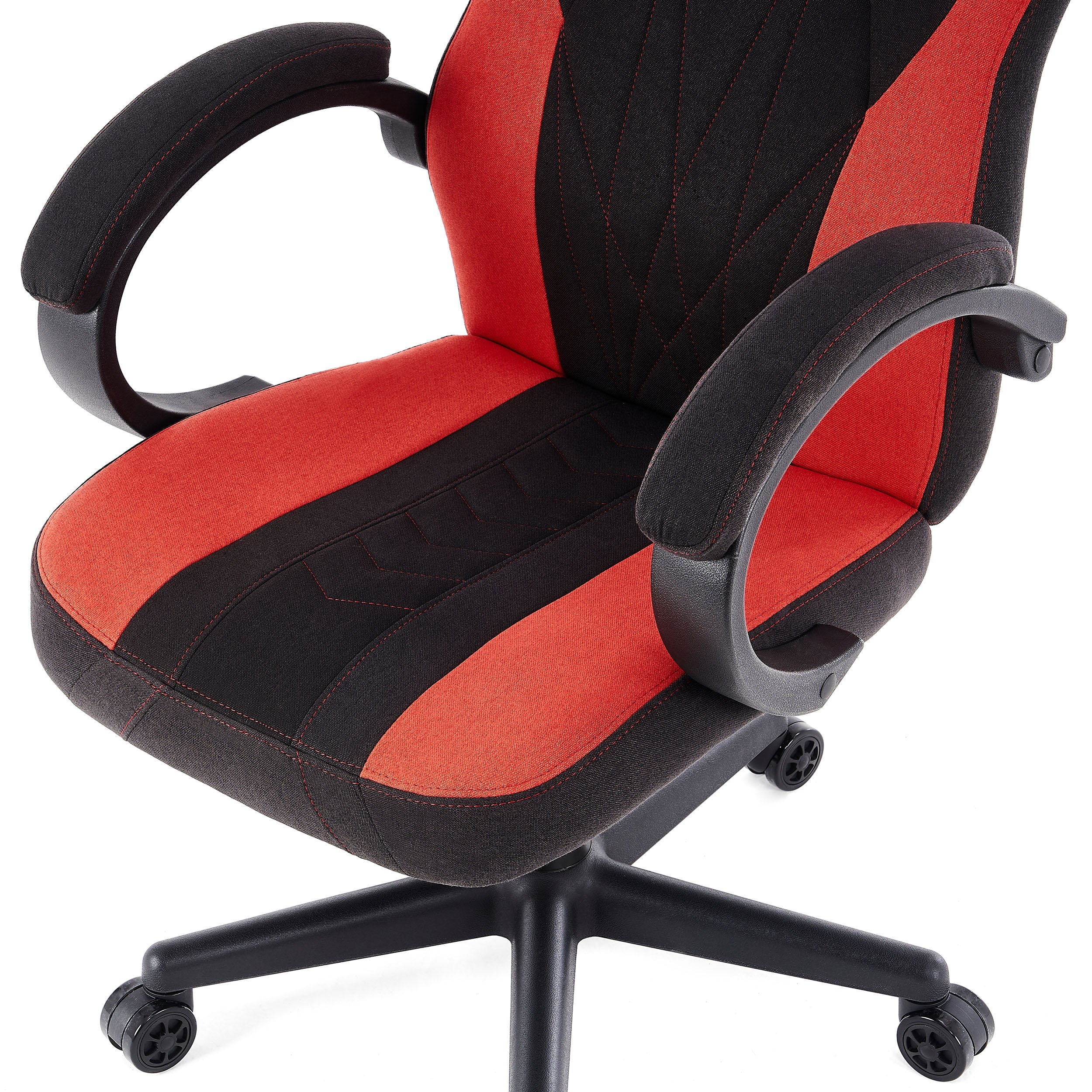 Ein rot-schwarzer Gaming-Stuhl auf weißem Hintergrund. Der Stuhl hat Räder.